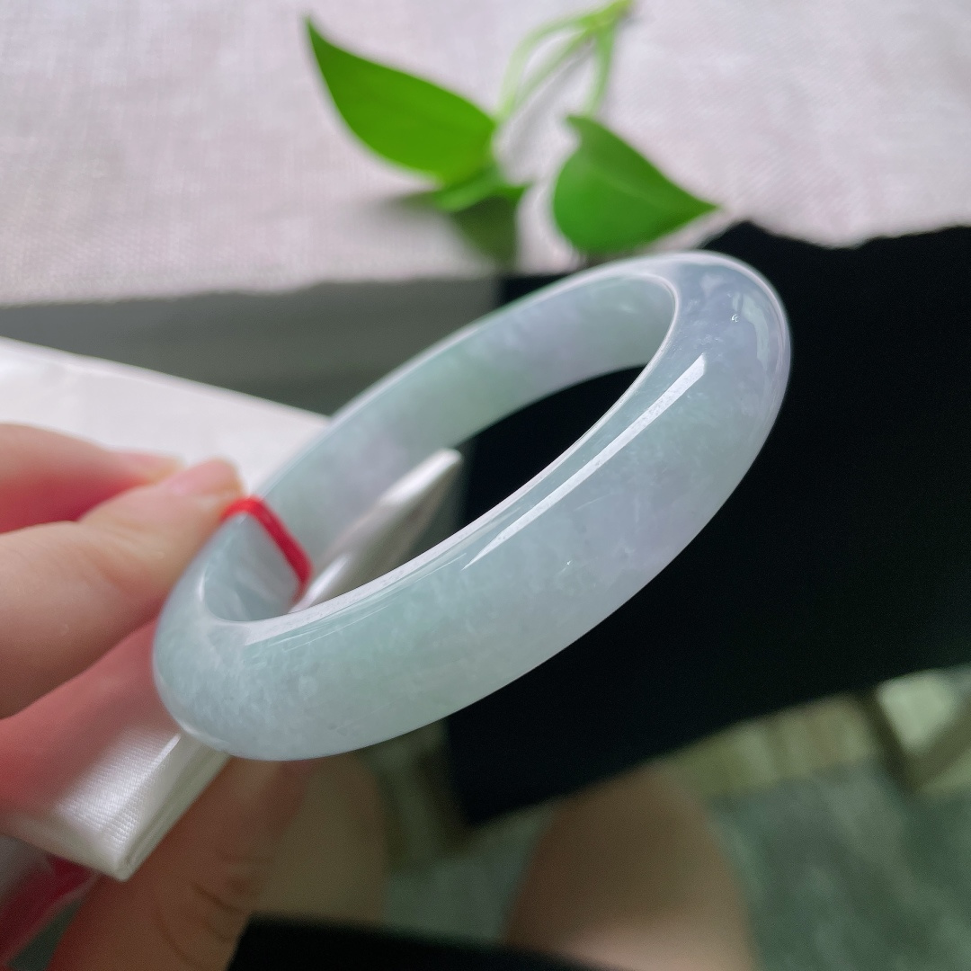 56.8/12.1/9.1，春彩正圈，一点皮纹，清雅淡春彩正圈平安镯，紫绿温柔相融，玉质温润冰透，晕染温婉朦胧的东方诗意气韵。ss59308a