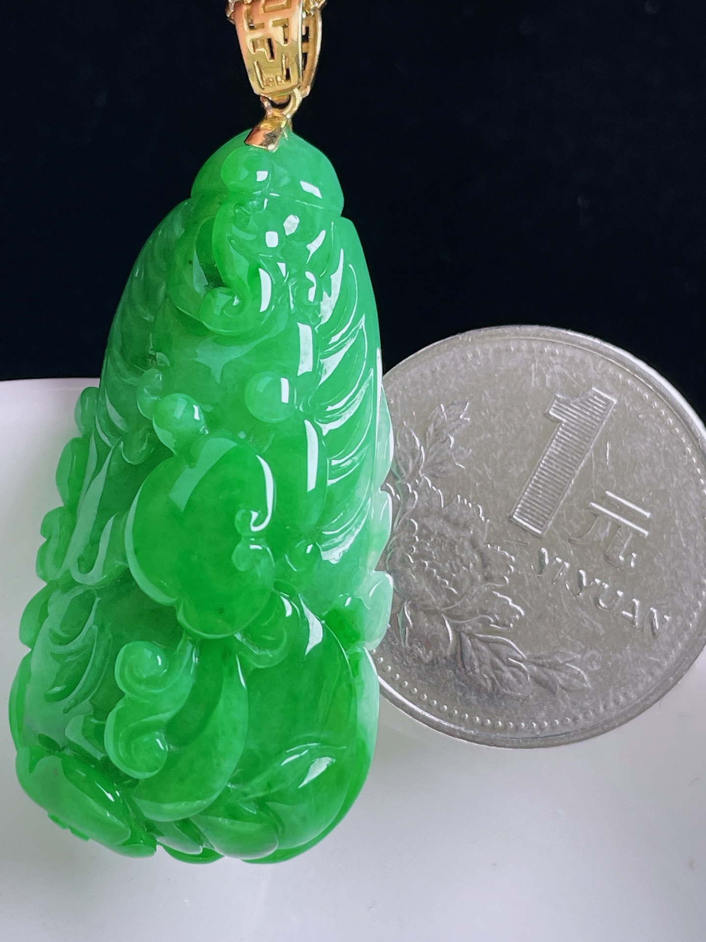 ️辣绿白菜百财，18k镶嵌，老种起光，细底通透，尺寸：49.8裸石42.3/21.7/13.2mm0927