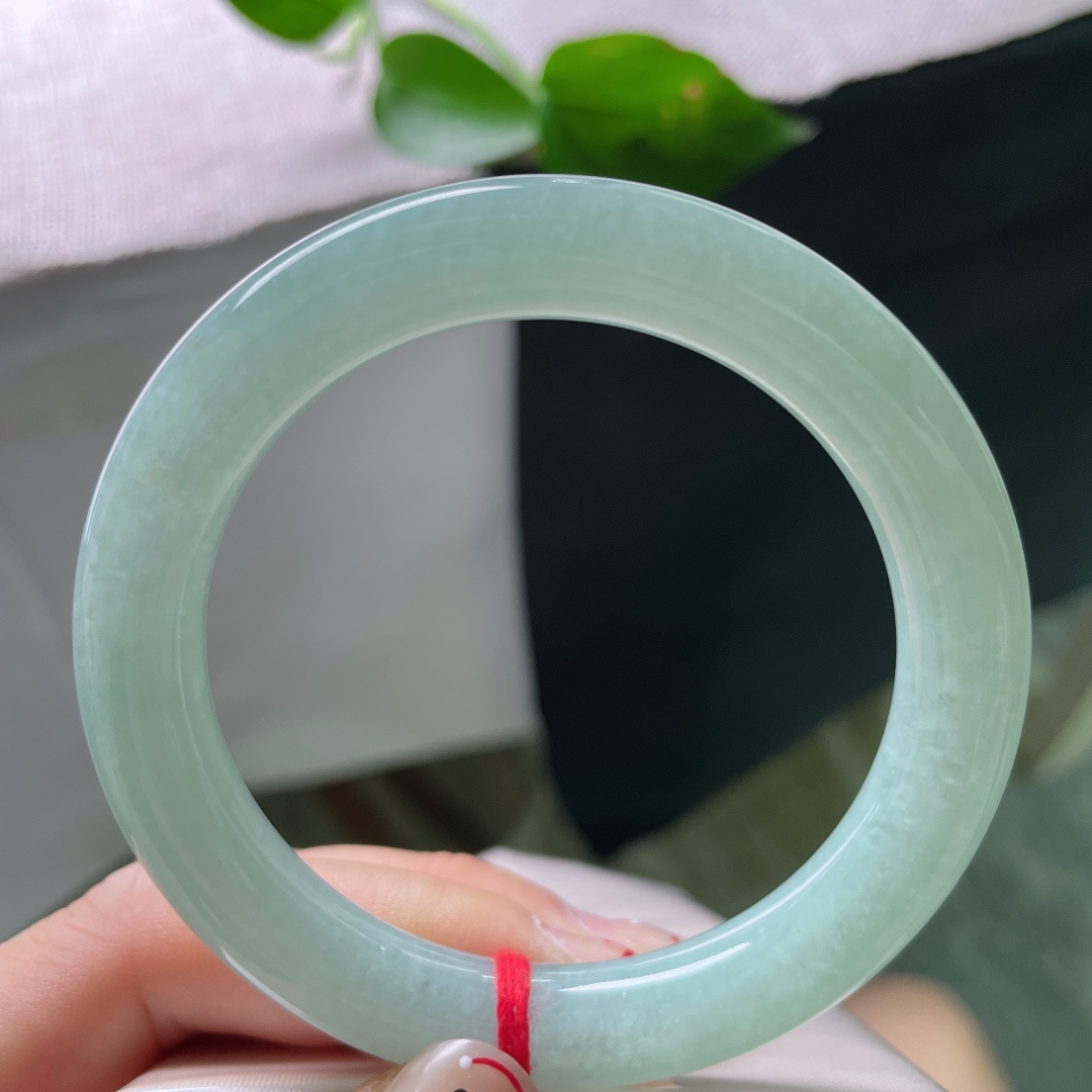 55.8/10，蓝底圆条，水润细腻，满色匀称，佩戴温柔显气质，晶体，无裂