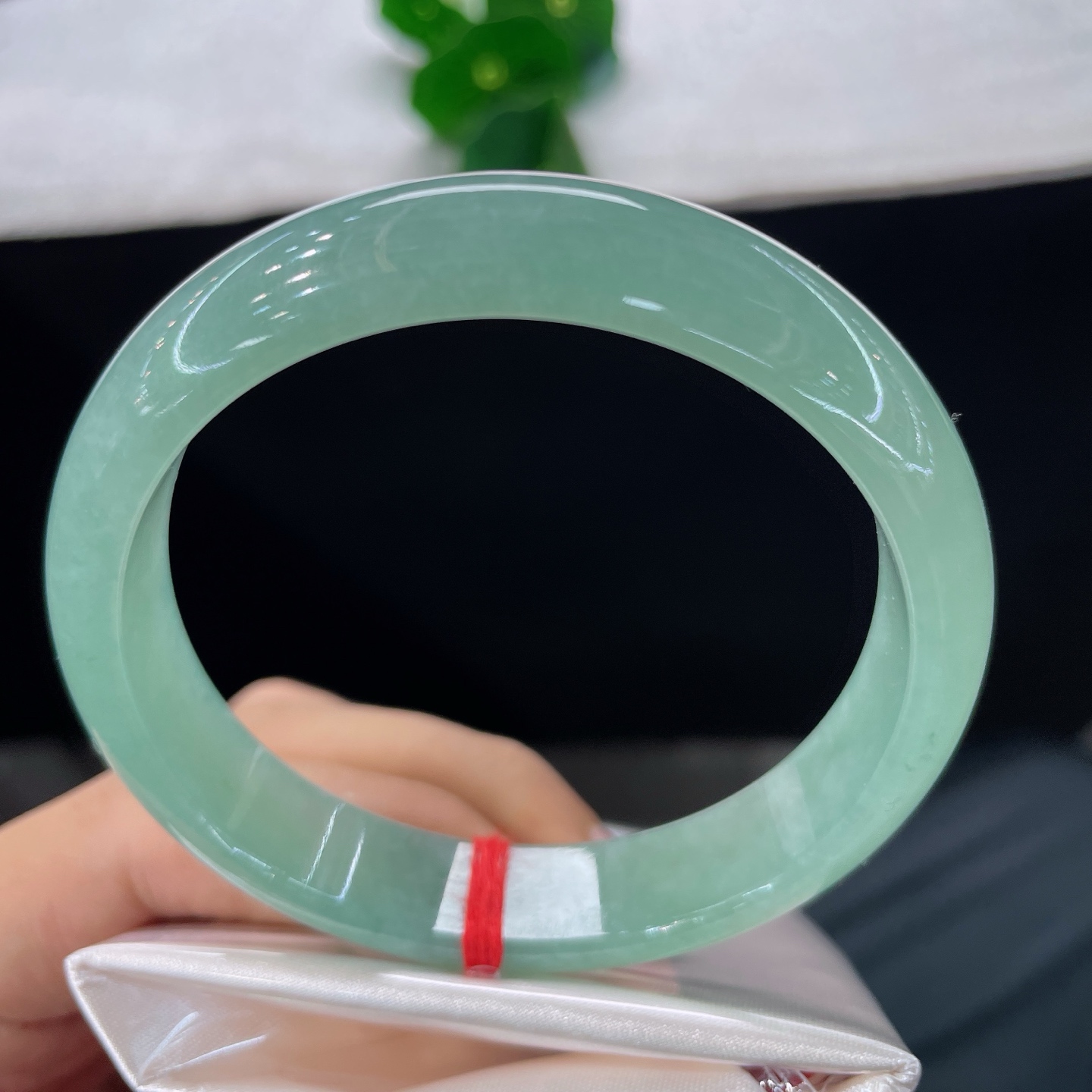 天然翡翠手镯 圈口59/12.8/7.0，冰晴底正圈，58/60可戴，一汪湖绿，镯藏清潭，无裂。