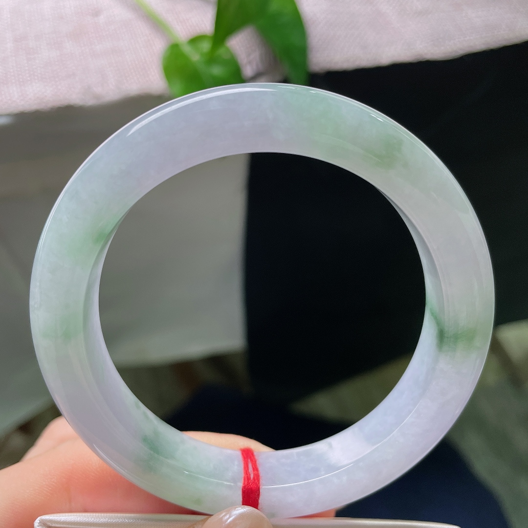 56.7/11.5/9.3，飘绿正圈，一点皮纹，飘花随性分布，绿意浅浅晕开，清新不张扬。ss5981