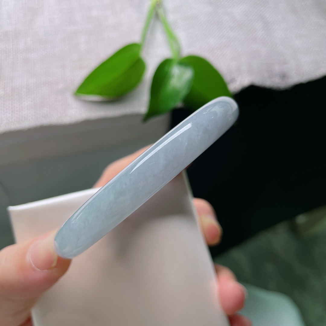 54.6/9.6，圆条，晶体，冰种水光内敛柔和，整圈灰蓝静谧弥散，端庄平安镯，似雾海凝玉，温婉又疏离动人。ss59486a