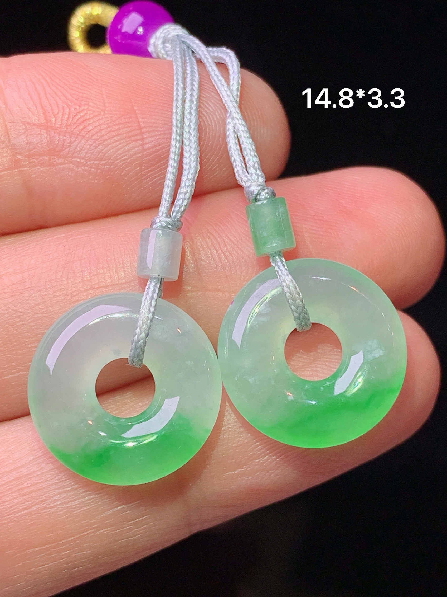 飘绿平安环一对 玉质细腻 色泽艳丽清新 水润亮眼 整体尺寸14.8*3.3 a8