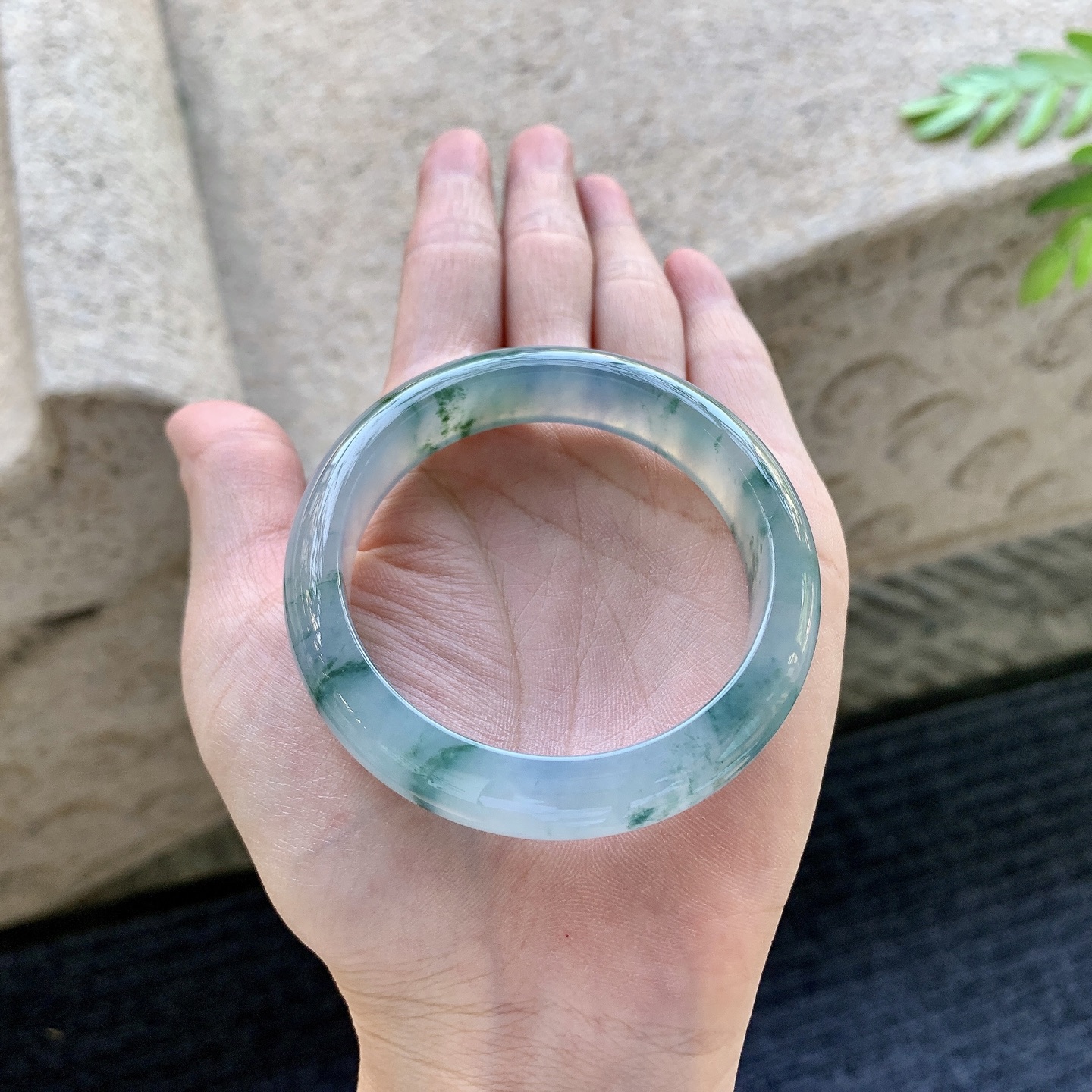 正圈50 51 圈口51.2/12.5/7.7 编码Q5092655 冰糯飘花，水润，种老，细腻，打灯有絮线