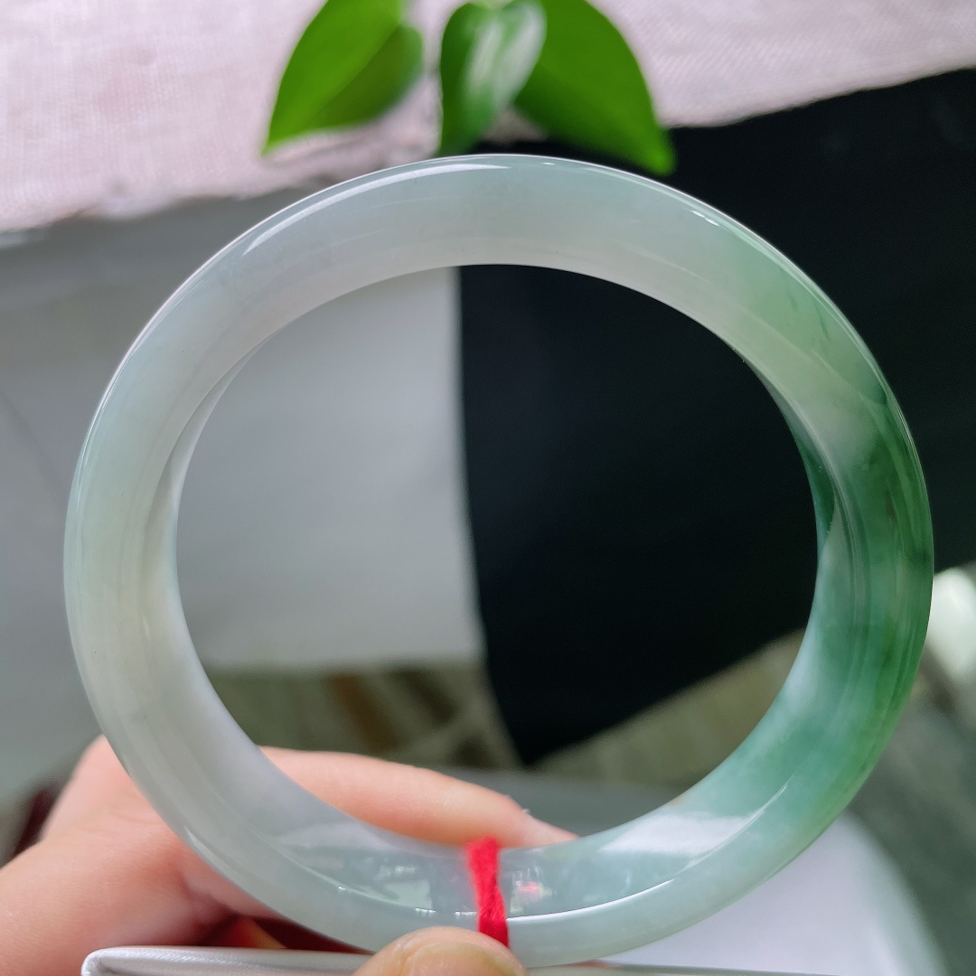 60.4/12.1/8.3，飘花正圈，无裂，冰底清透温润莹亮，半圈浓翠如黛晕染镯身，山水分界悠然，尽