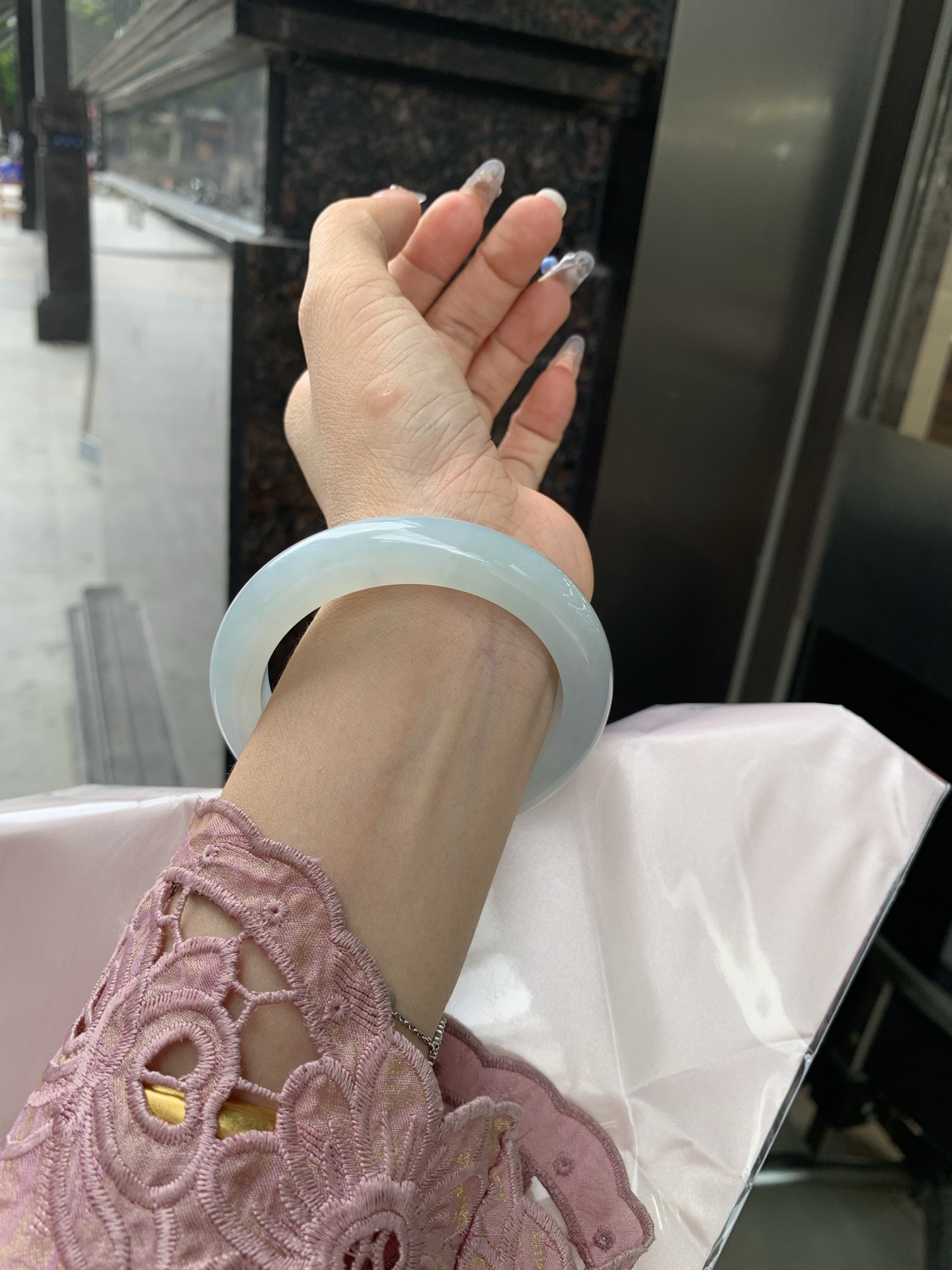 飘绿正圈 57.9-9.7-11.1 0502-4A102 无裂，底妆水润细腻，满圈淡绿花若隐若现，清爽优雅