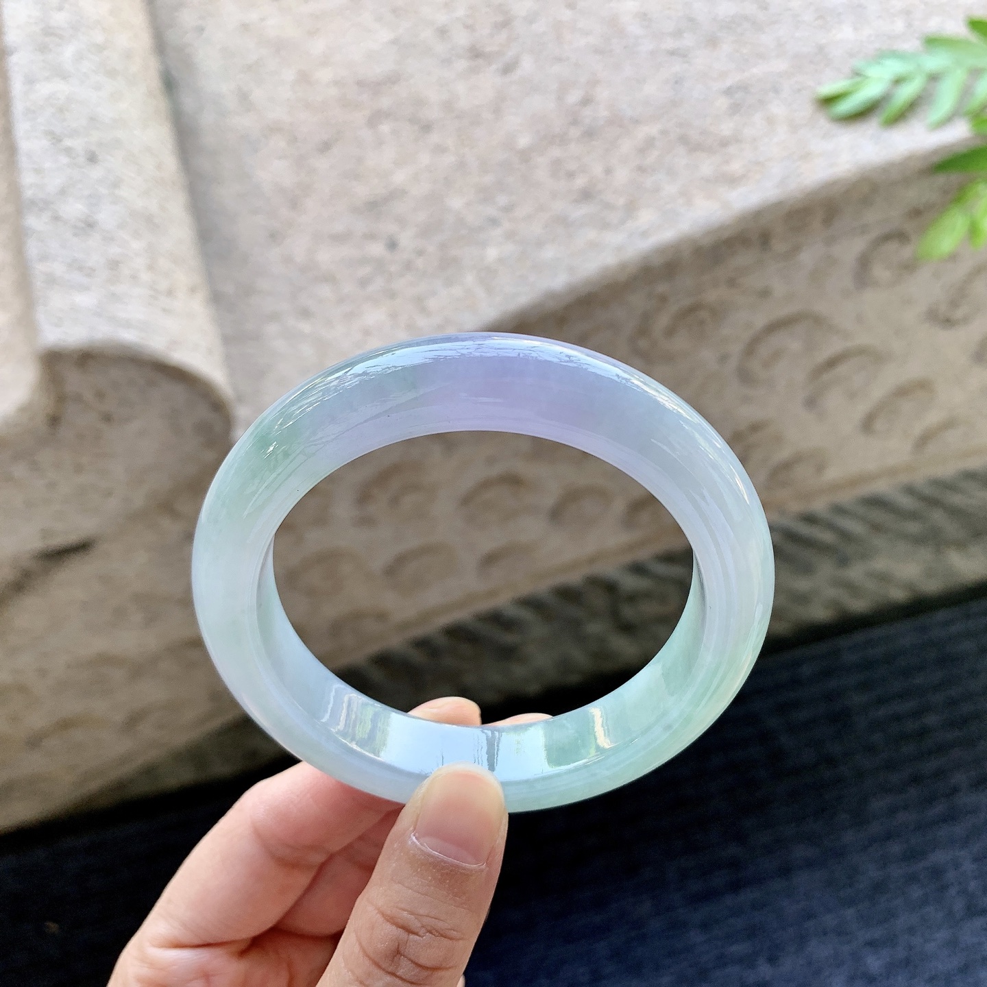 正圈56 57 圈口57.7/12.4/9.5 编码A1092628 细糯春彩，水润，种老，细腻，打灯有絮线
