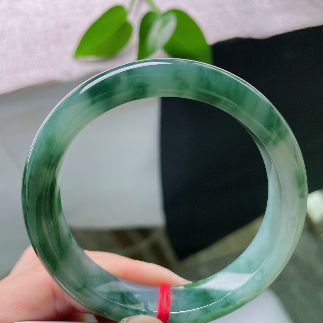 58.2/12.1/8.5，飘花正圈，晶体线，一点黄翡，莹润冰底漾清光，墨绿飘花缠绕玉镯，圆润流畅版型，腕间流淌悠远静谧山水诗意。ss59406a