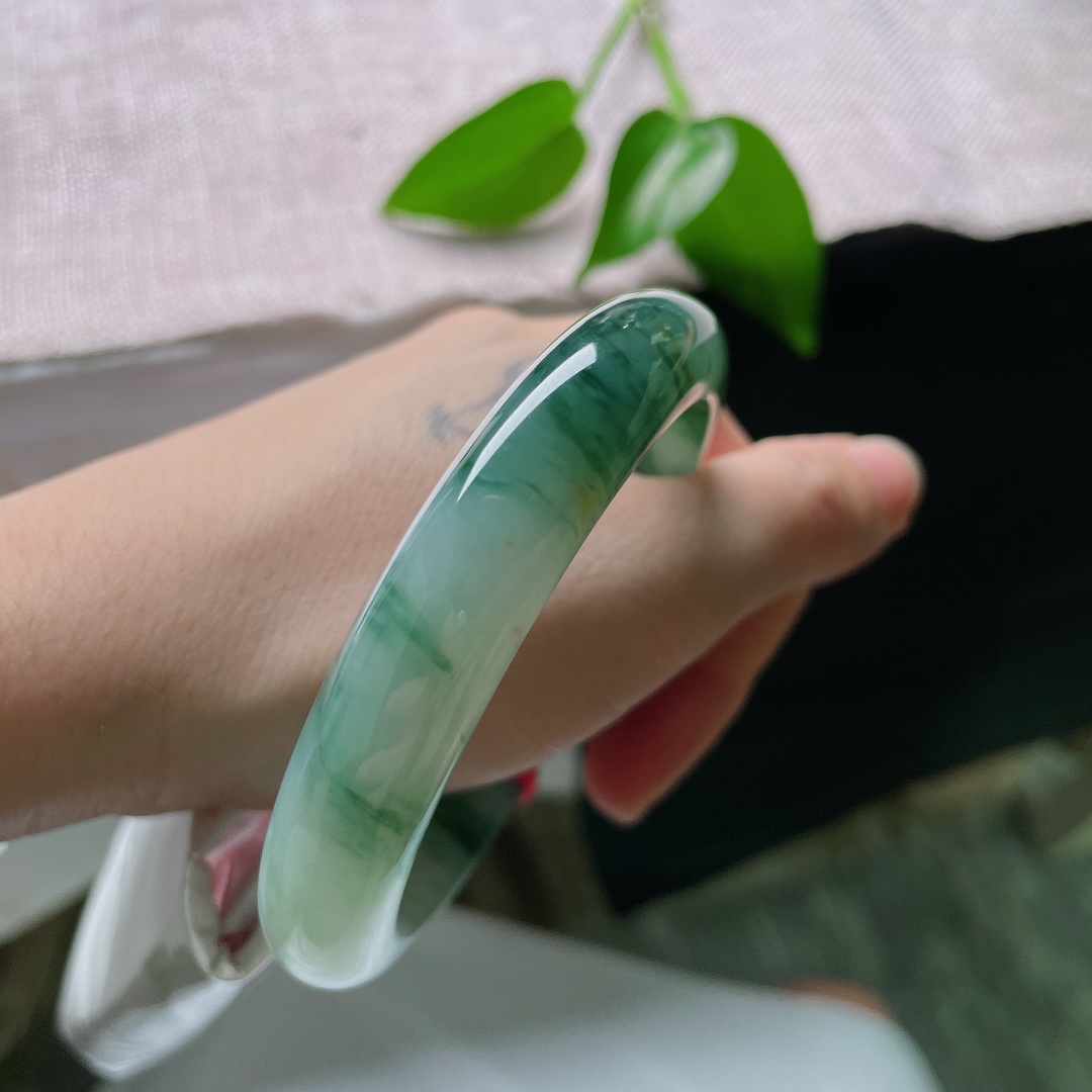62.5/12.2/8.4，飘花正圈，无裂，洒金，浅冰底色干净素雅，大段墨绿飘花自然晕染，经典平安镯，山河入玉，腕间藏写意风雅。ss59415a