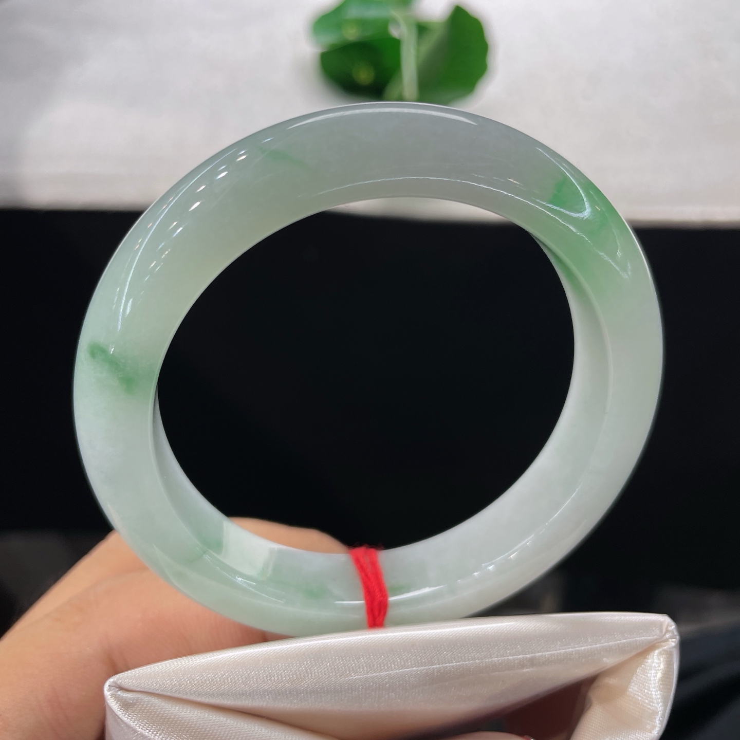 天然翡翠手镯 圈口56.8/12.3/9.1，白底青飘绿正圈，56/57可戴，白底飘翠，一镯藏清润，