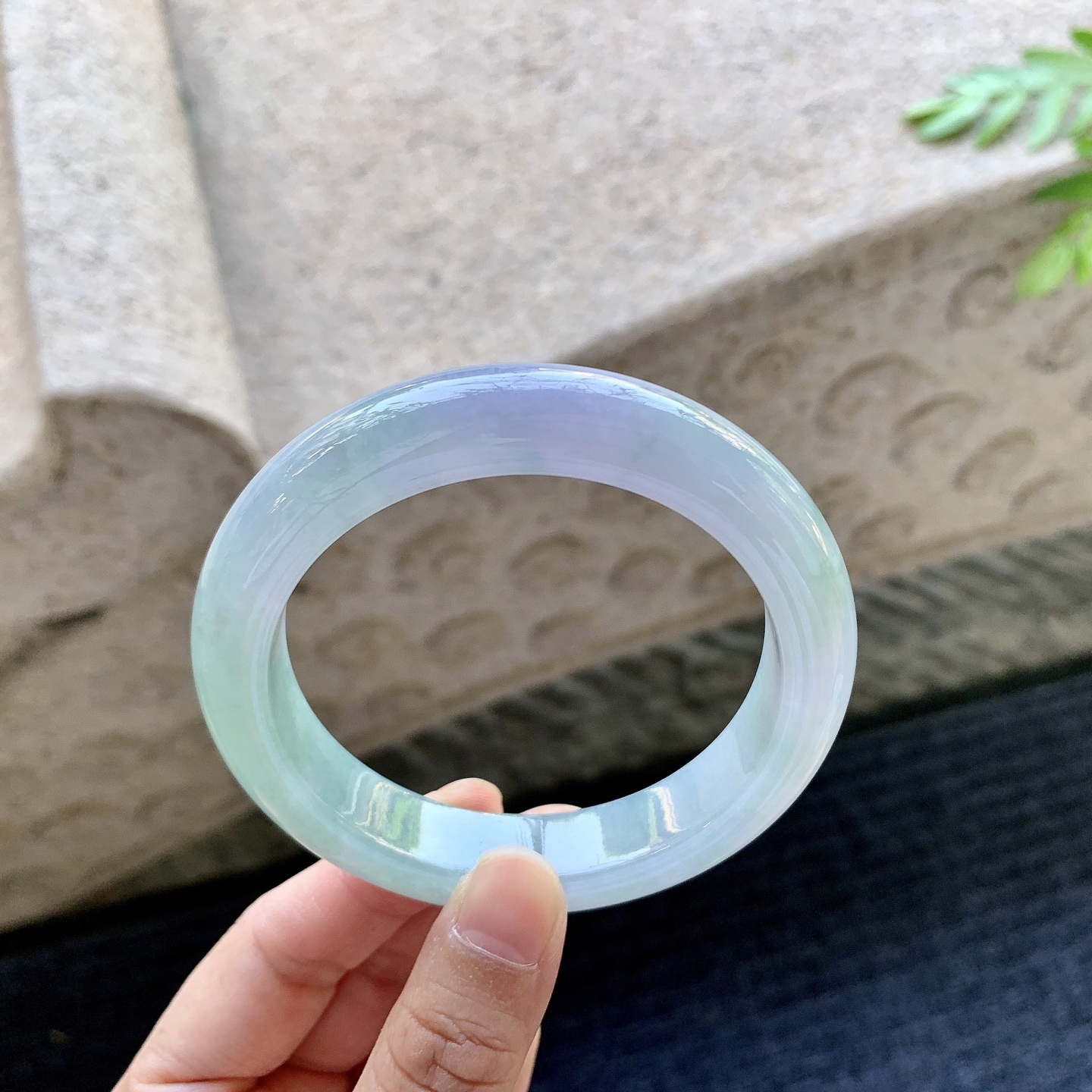正圈56 57 圈口57.7/12.4/9.5 编码A1092628 细糯春彩，水润，种老，细腻，打灯有絮线