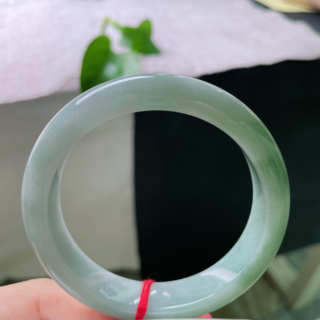 55.3/12.7/8.2，飘绿正圈，皮纹，浅翠柔光绕玉圈，腕间自带一份温柔静谧，ss59953a