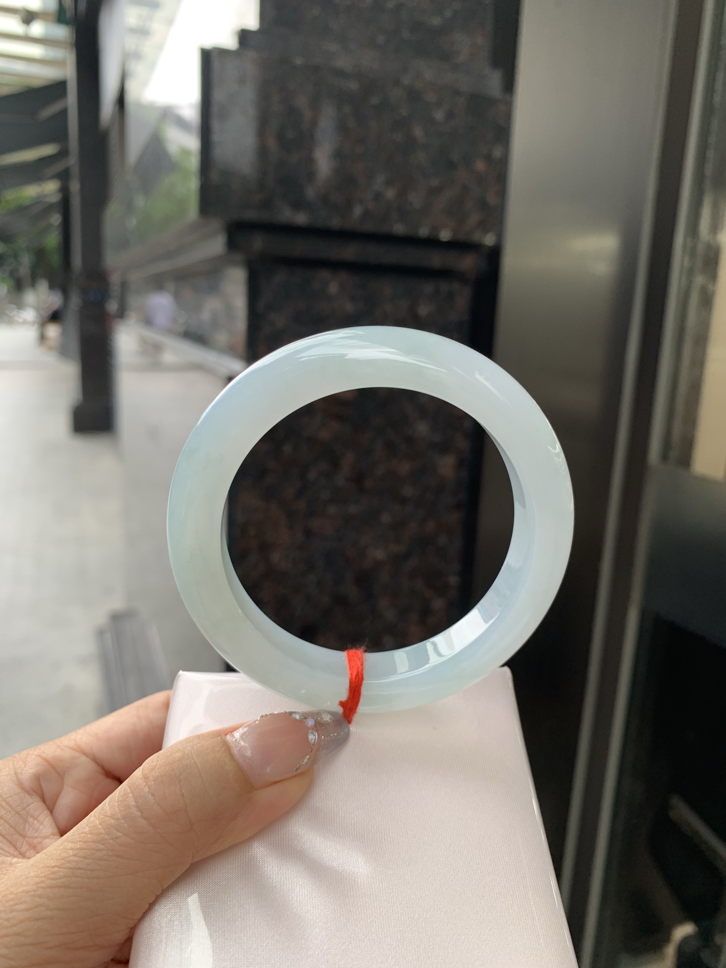 飘绿正圈 57.9-9.7-11.1 0502-4A102 无裂，底妆水润细腻，满圈淡绿花若隐若现，清爽优雅