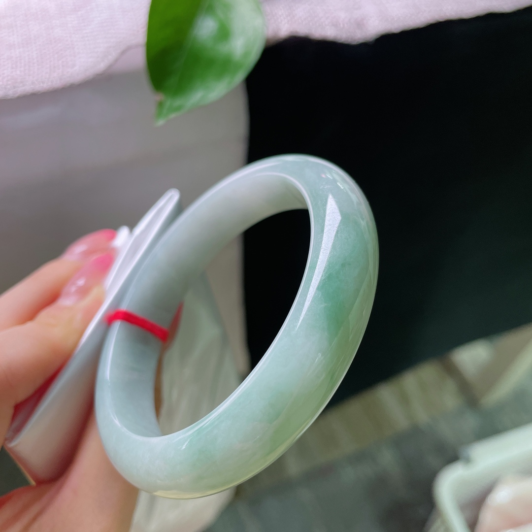 55.3/12.7/8.2，飘绿正圈，皮纹，浅翠柔光绕玉圈，腕间自带一份温柔静谧，ss59953a