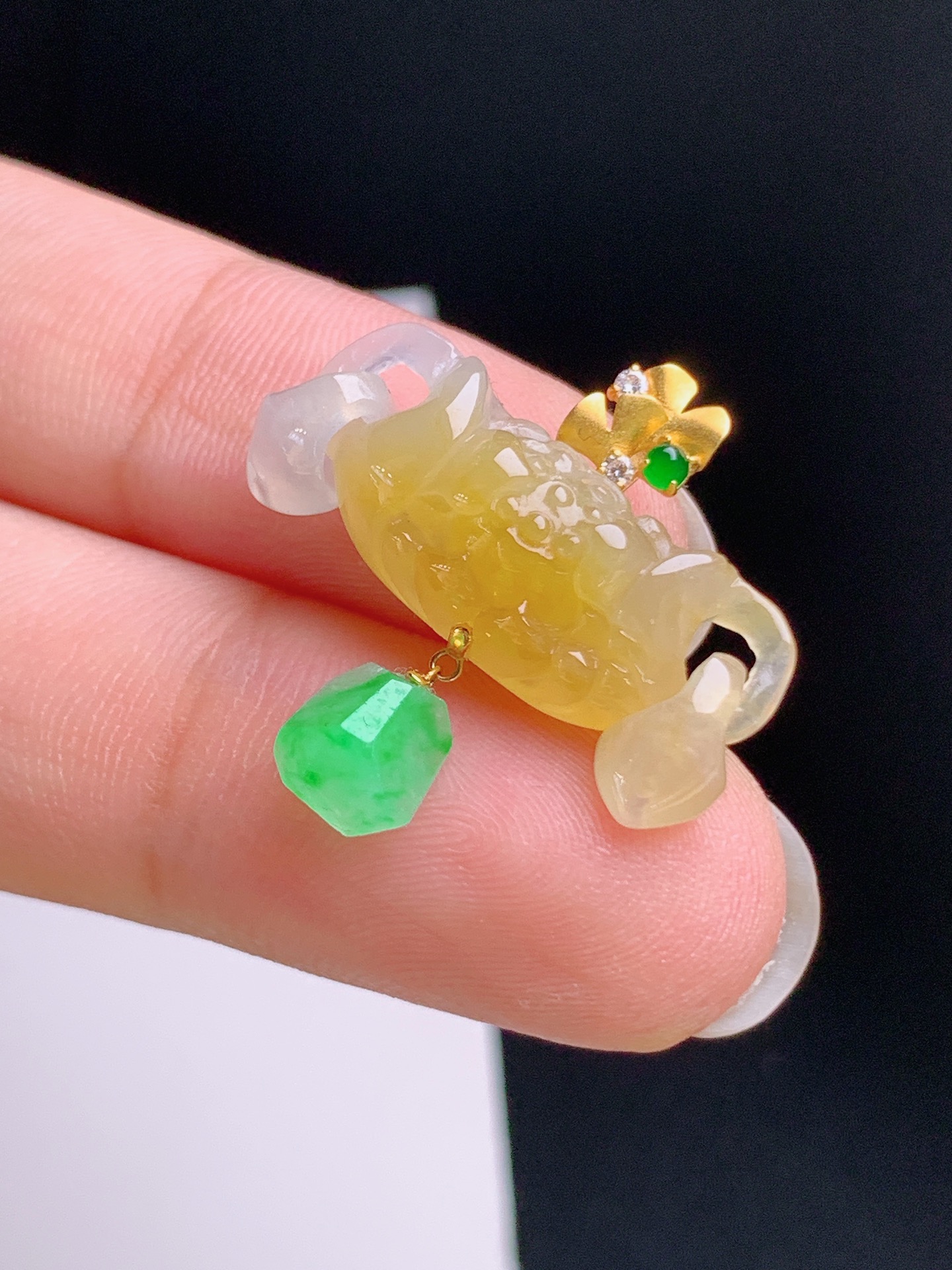 ️ 黄翡莲花锁吊坠，18K金镶，雕工精致，色泽浓郁，裸石8.7-23.6-6.722，080924