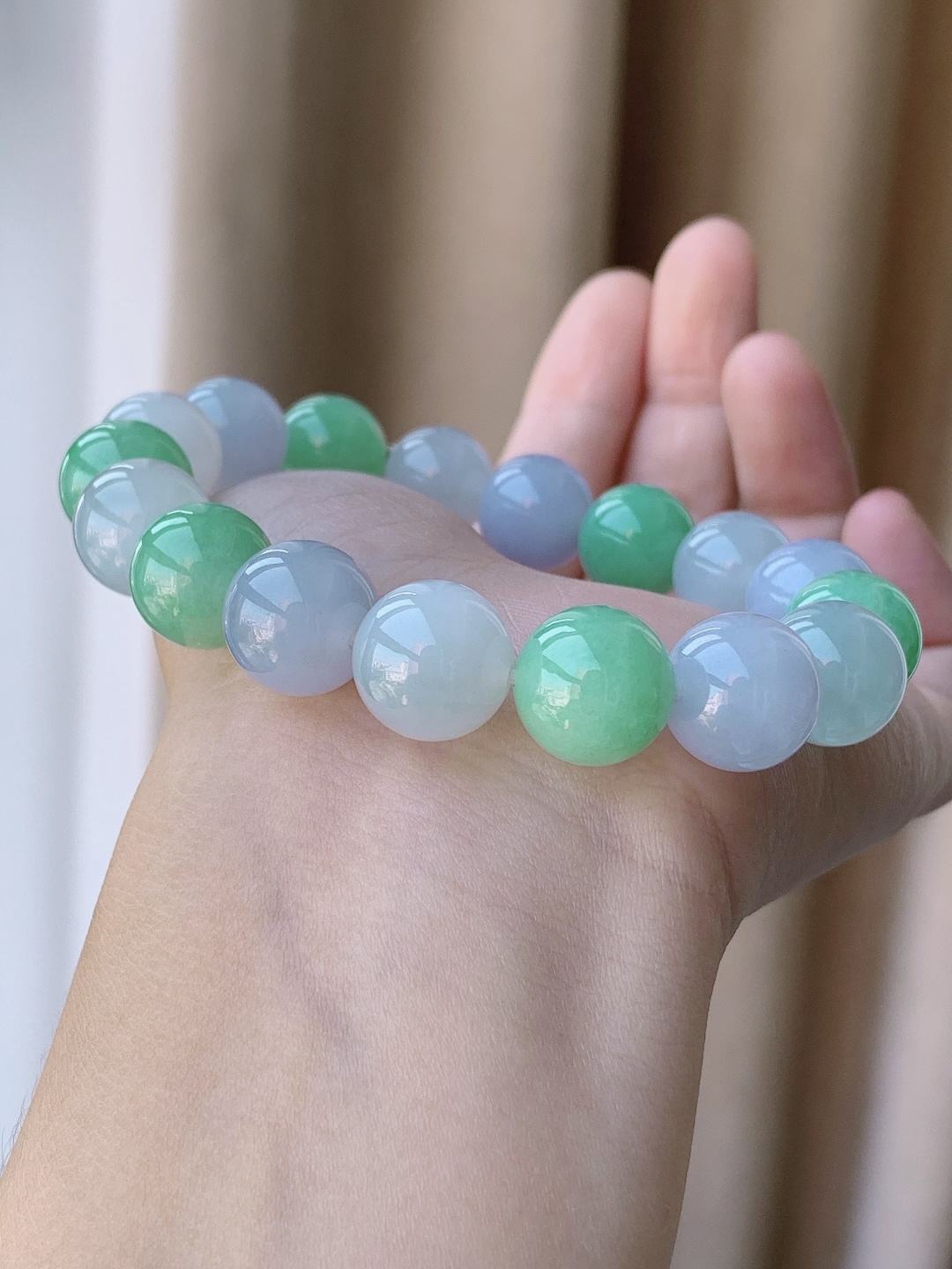【珠子】冰双彩手串圆珠珠子手串 【说明】缅甸 性比高 果绿 【尺寸】12.6mm 【重量】61.8克