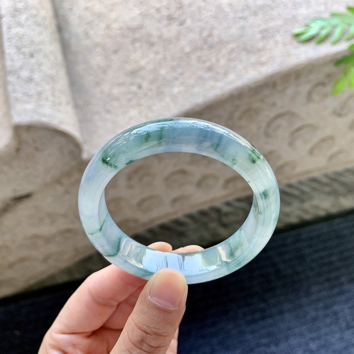 正圈50 51 圈口51.2/12.5/7.7 编码Q5092655 冰糯飘花，水润，种老，细腻，打灯有絮线