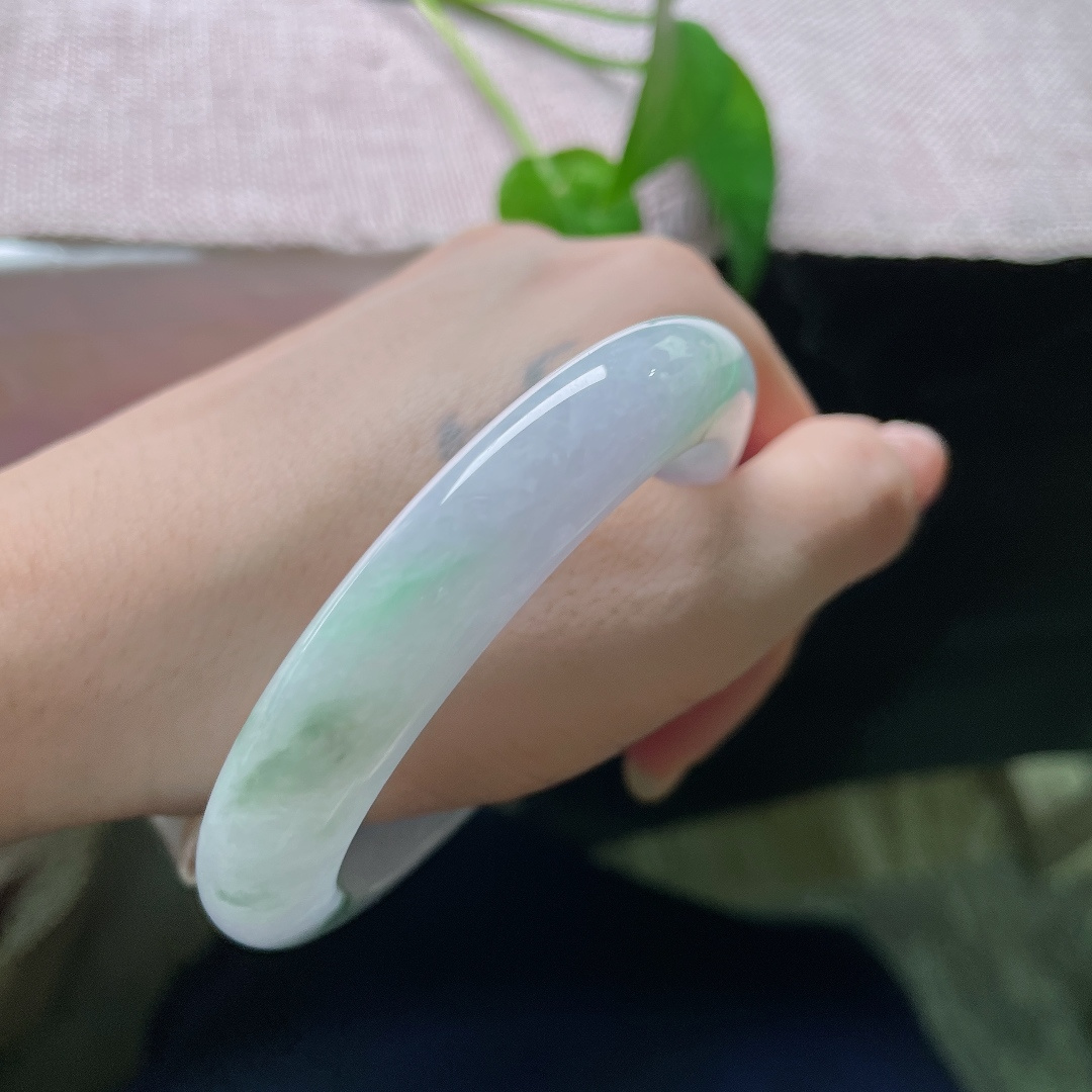 56.7/11.5/9.3，飘绿正圈，一点皮纹，飘花随性分布，绿意浅浅晕开，清新不张扬。ss59817a