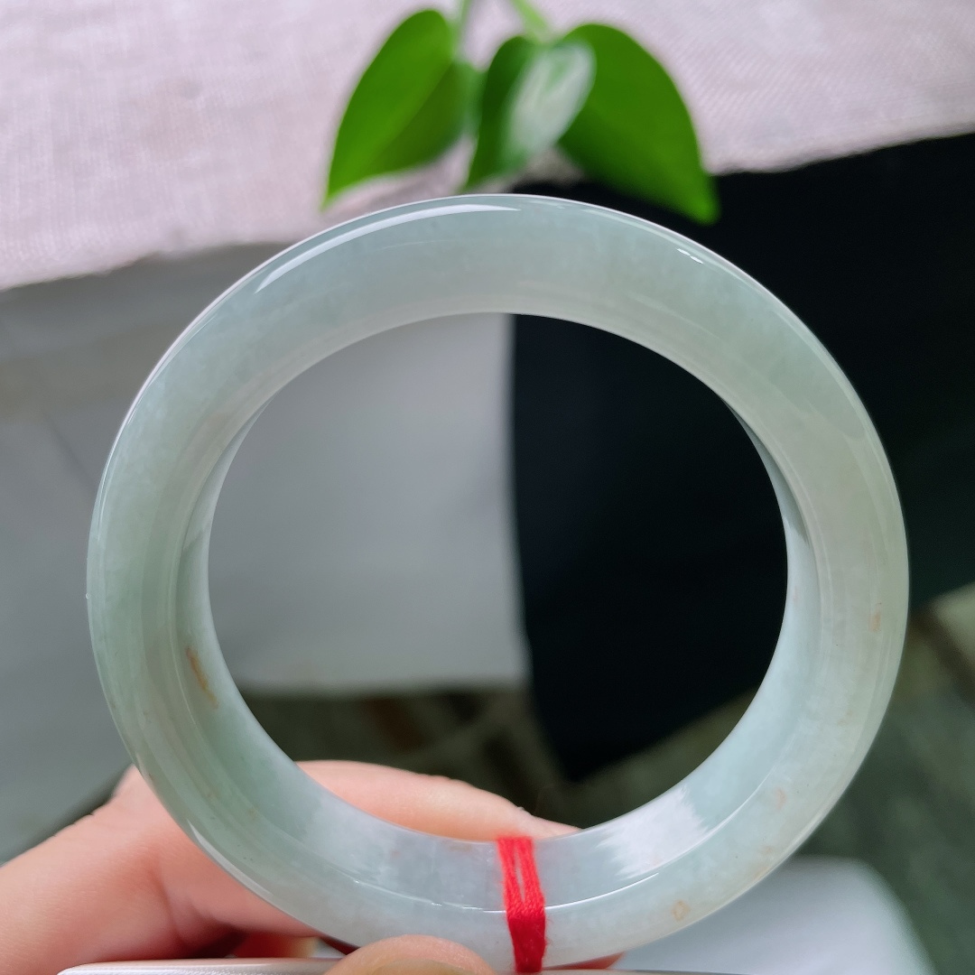 52.9/12.2/8.8，蓝底正圈，一点皮纹，洒金，浅晴光凝于玉璧，冰质莹润澄澈，色调恬淡柔和，蕴藏中式含蓄浪漫韵味。ss59457a