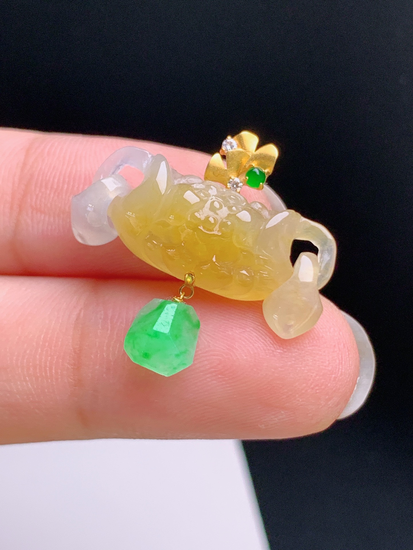 ️ 黄翡莲花锁吊坠，18K金镶，雕工精致，色泽浓郁，裸石8.7-23.6-6.722，080924