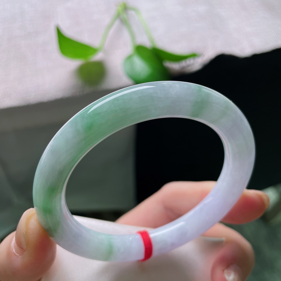56.5/9.7，春彩圆条，一点皮纹，春彩正装手镯，淡紫朦胧，绿调悠然铺开，底子细腻，自带柔和水光。ss59453a