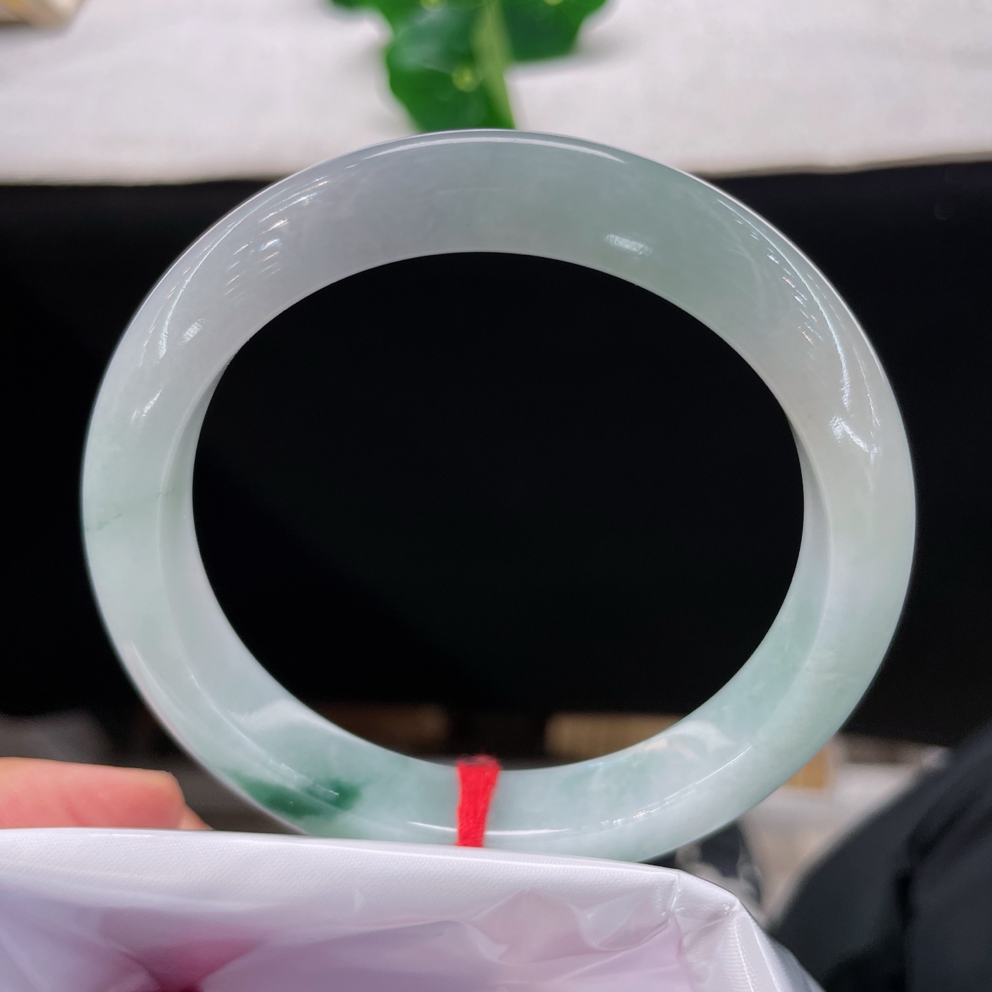 天然翡翠手镯 圈口61.6/11.8/8.8，飘花正圈61/62可戴，澄澈通透，一抹飘绿似烟云轻漫林间，柔光漫淌。无裂