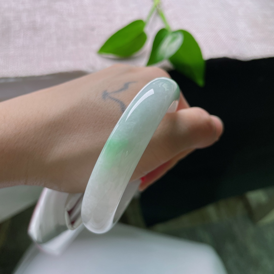 54/12.2/7.6，飘绿正圈，一点皮纹，玉质细腻柔光内敛，点点淡绿清新灵动舒展，端庄平安镯，如春风拂柳自带清雅氛围感。ss59581a