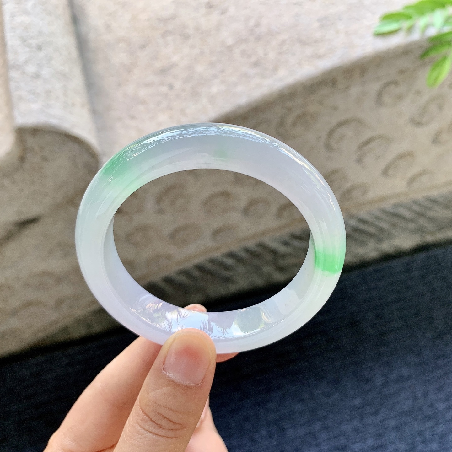 正圈54 55 圈口55.5/13/8.8 编码H6092822 冰糯飘绿，水润，种老，细腻，打灯有棉线