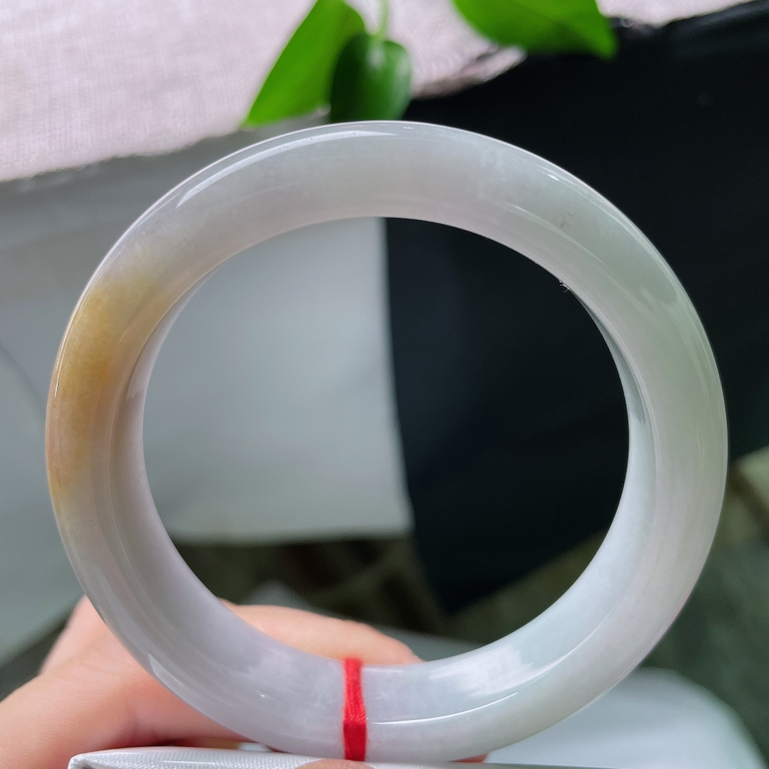 57.7/12.8/9.0，黄翡正圈，无裂，种质细腻水头足，素雅底色配天然黄翡，简约低调，复古又耐看。ss59938a