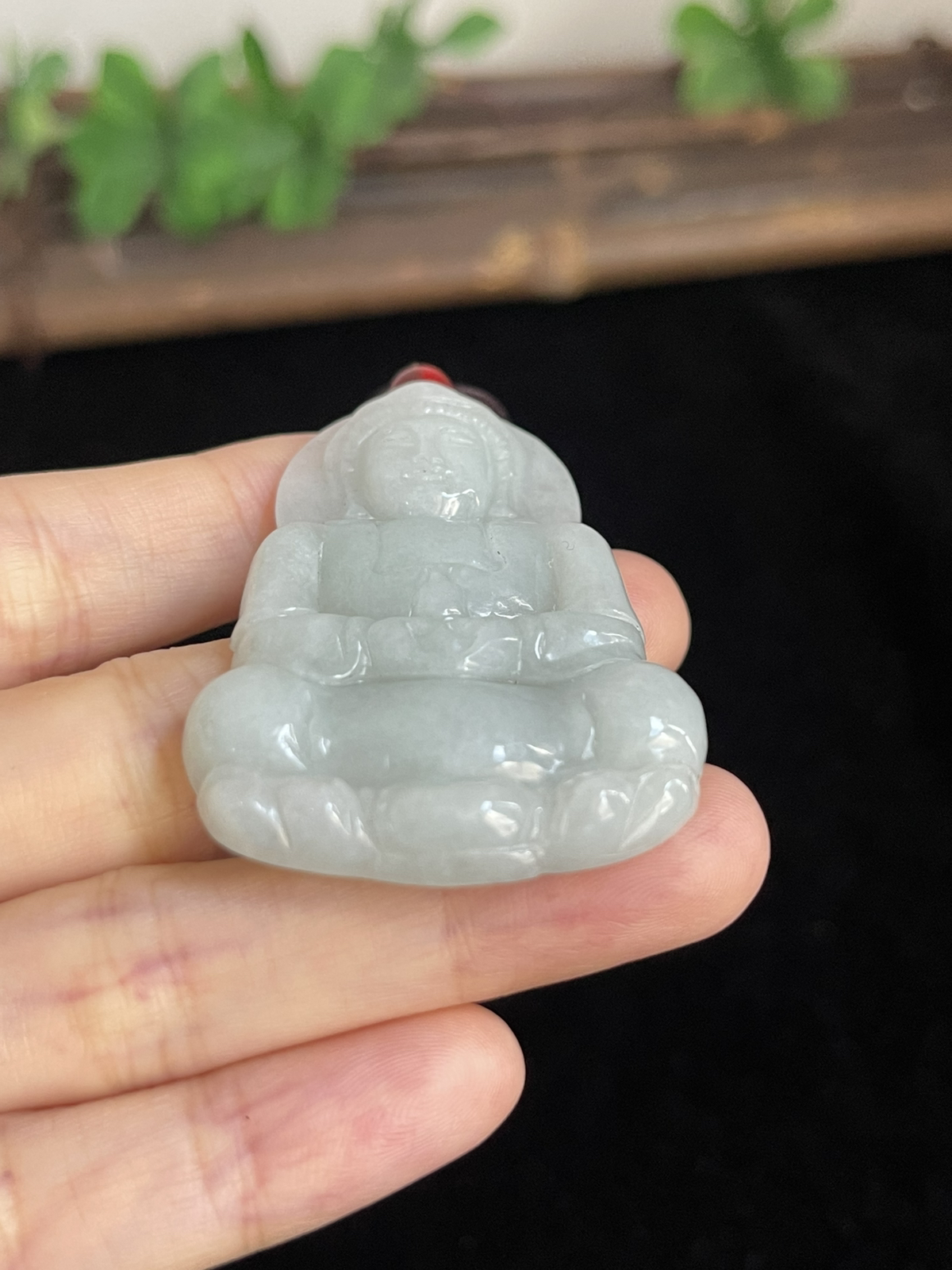 翡翠糯化种白色吊坠，配珠未测
