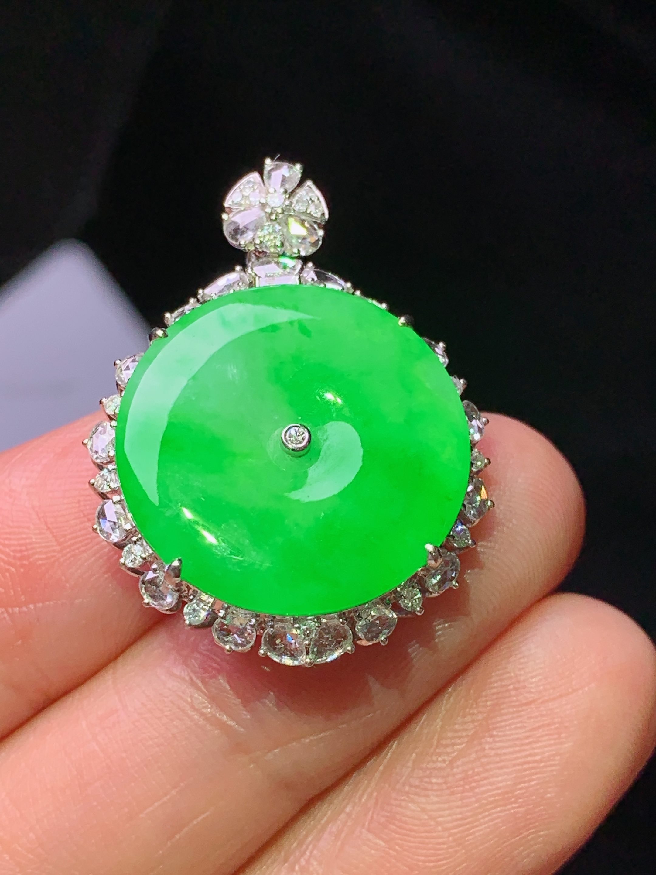 18k金钻镶嵌阳绿平安扣吊坠 玉质细腻 色泽艳丽清新 水润亮眼 整体尺寸29.8*22.5*8.2 i1