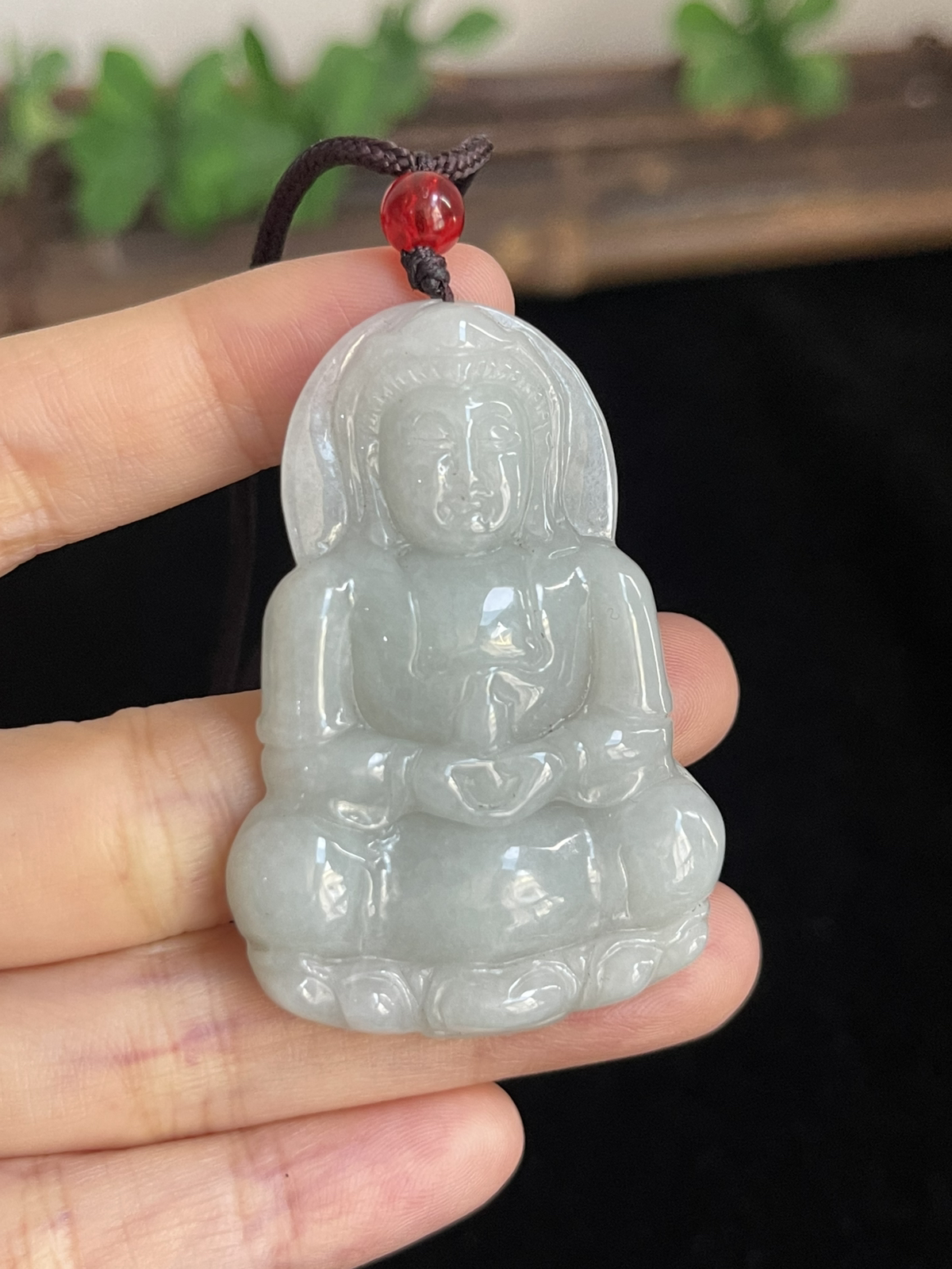 翡翠糯化种白色吊坠，配珠未测