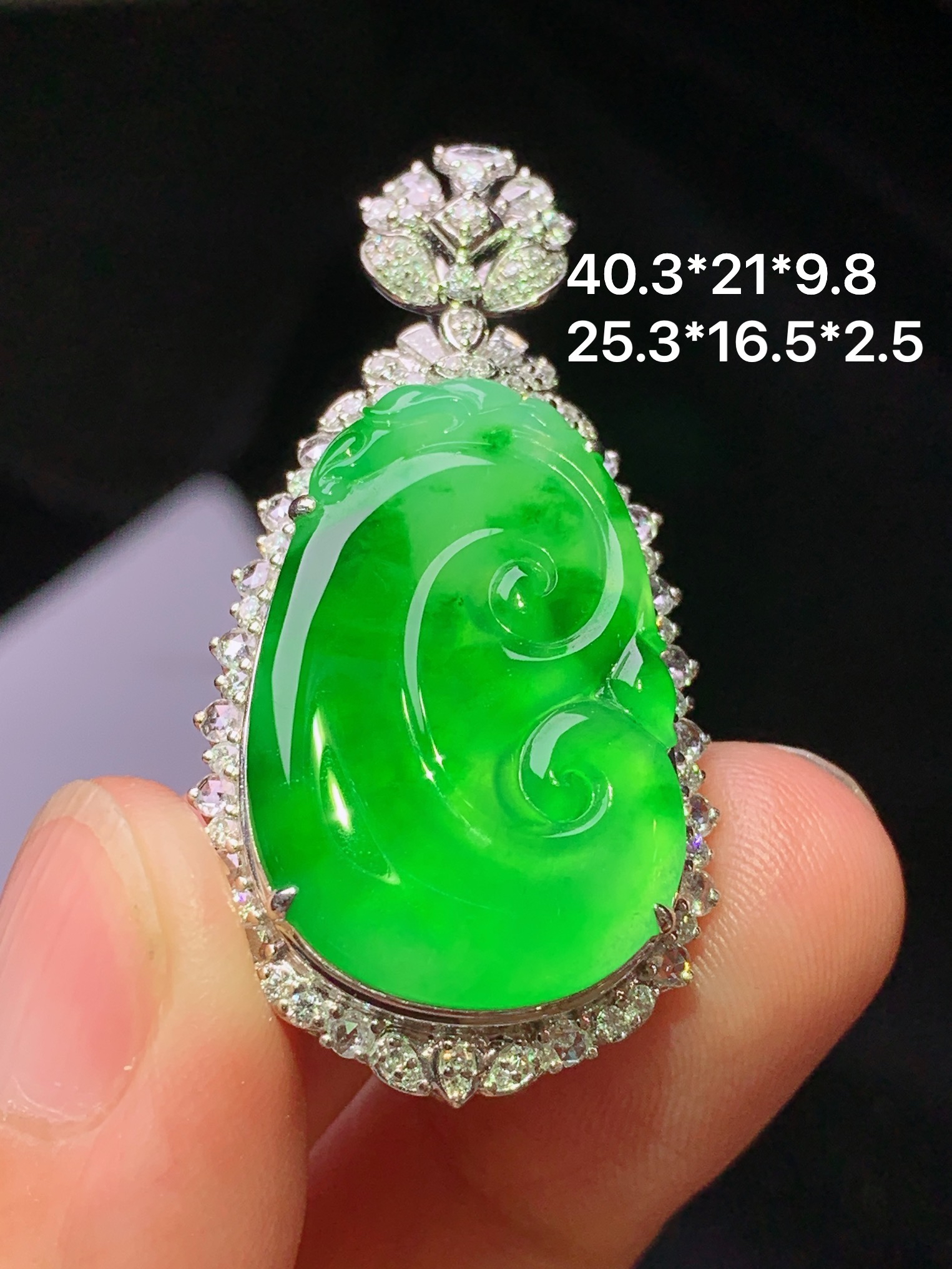 18k金钻镶嵌阳绿如意吊坠 玉质细腻 色泽艳丽清新 水润亮眼 整体尺寸40.3*21*9.8 z8