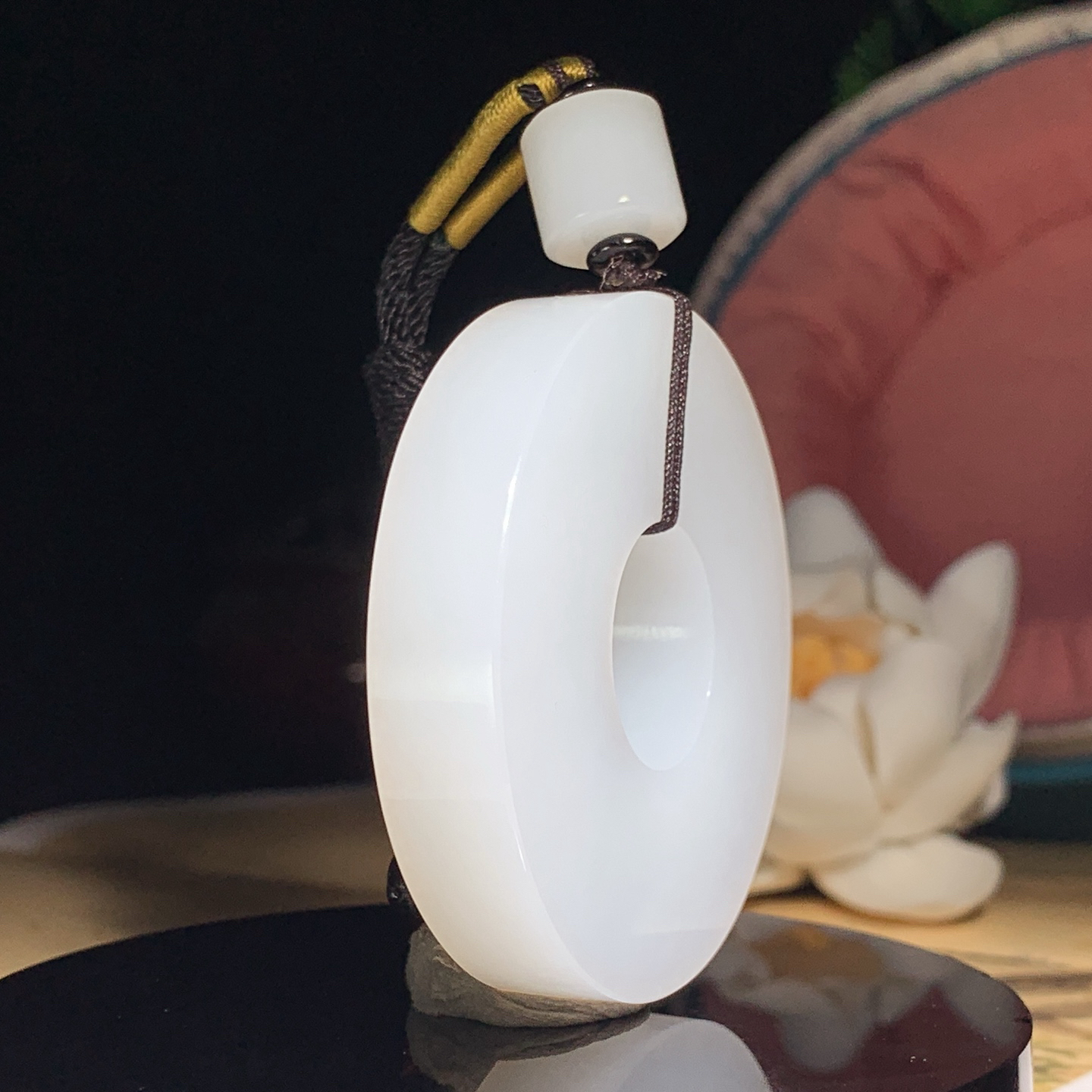 新疆和田玉羊脂白平安环挂件 尺寸51/10重59克。玉质细腻油润。手推出油。佩戴高端典雅。lt260923