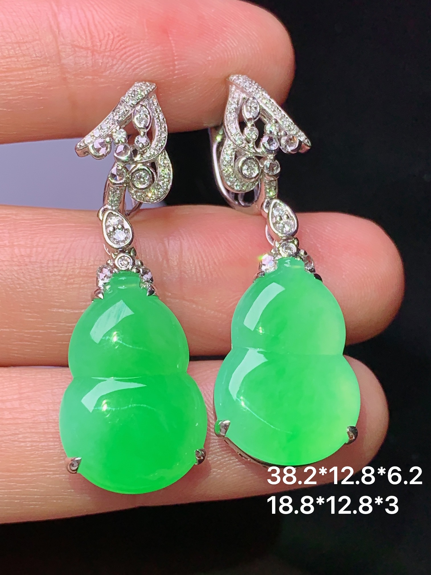 18k金钻镶嵌阳绿葫芦耳坠 玉质细腻 色泽艳丽清新 水润亮眼 整体尺寸38.2*12.8*6.2 z8