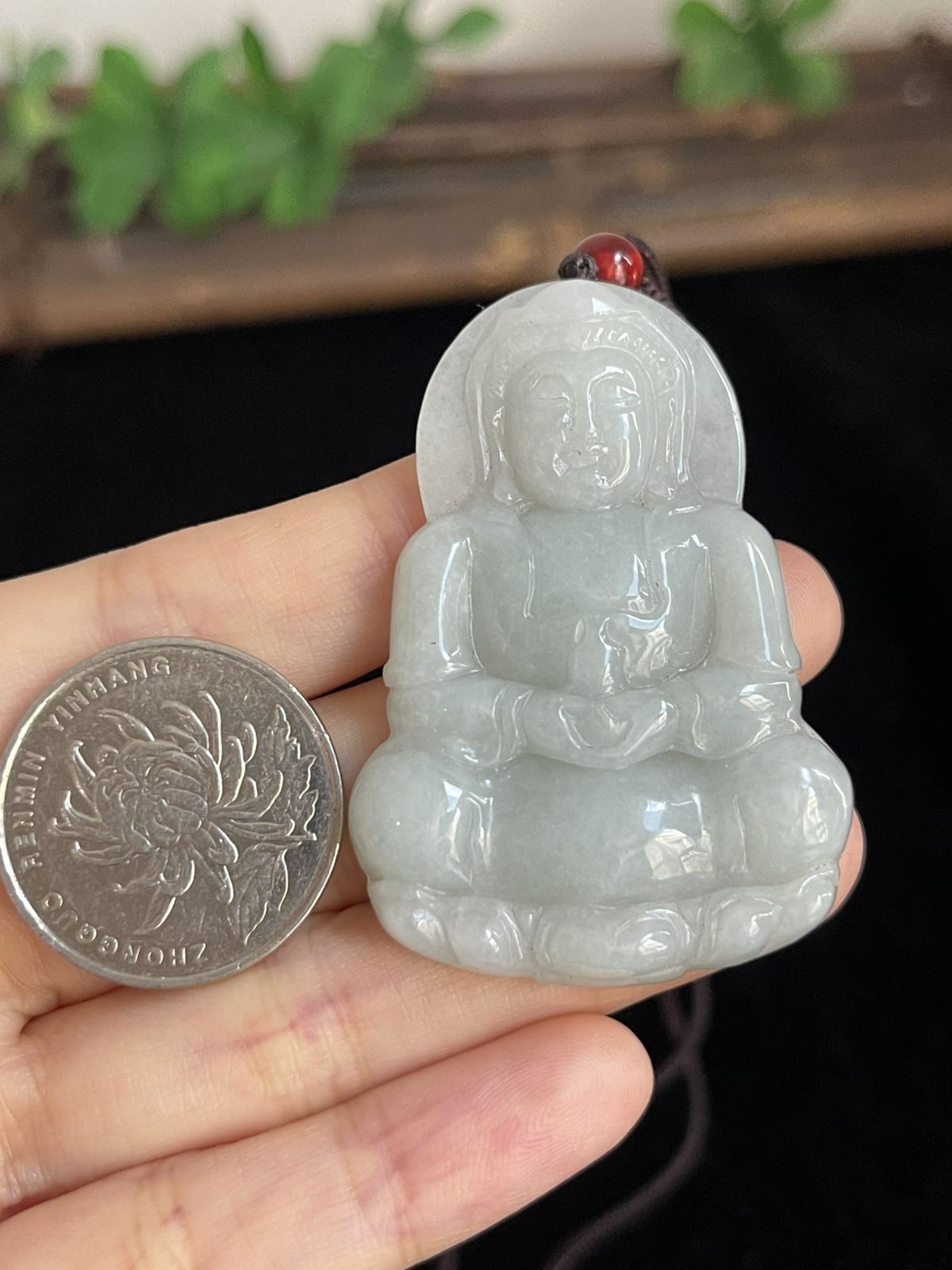 翡翠糯化种白色吊坠，配珠未测
