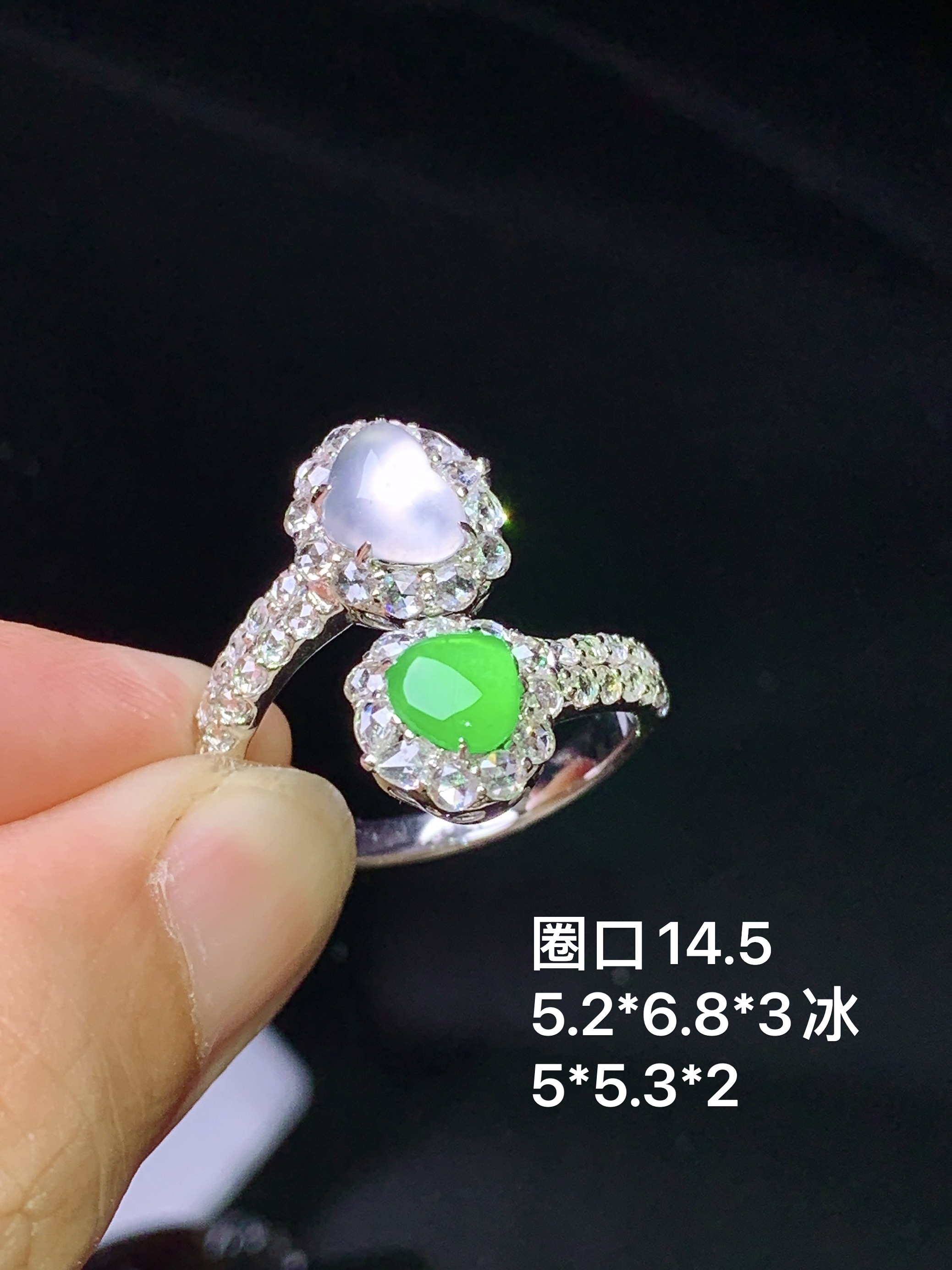 18k金钻镶嵌冰绿心形组合戒指 玉质细腻 色泽艳丽清新 水润亮眼 圈口14.5 整体尺寸5.2*6.8*3 z7