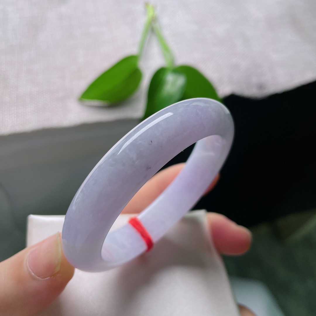 50.5/12.3/8.2，正圈，一点皮纹，冰底氤氲朦胧，零星翠色轻落镯身，平安镯紫气温婉，一腕携来春日诗意。ss59327a
