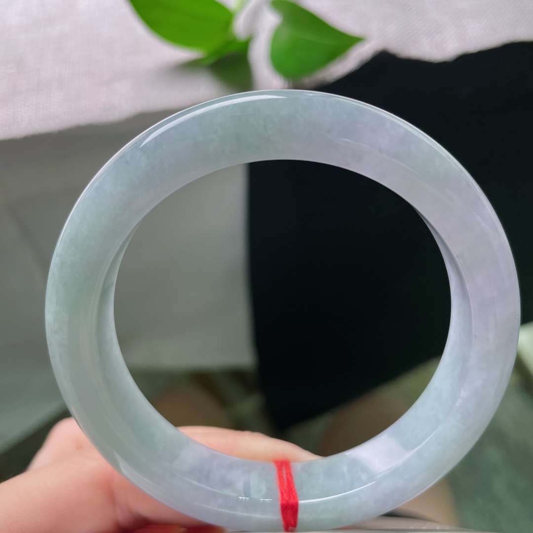 56.8/12.1/9.1，春彩正圈，一点皮纹，清雅淡春彩正圈平安镯，紫绿温柔相融，玉质温润冰透，晕染温婉朦胧的东方诗意气韵。ss59308a