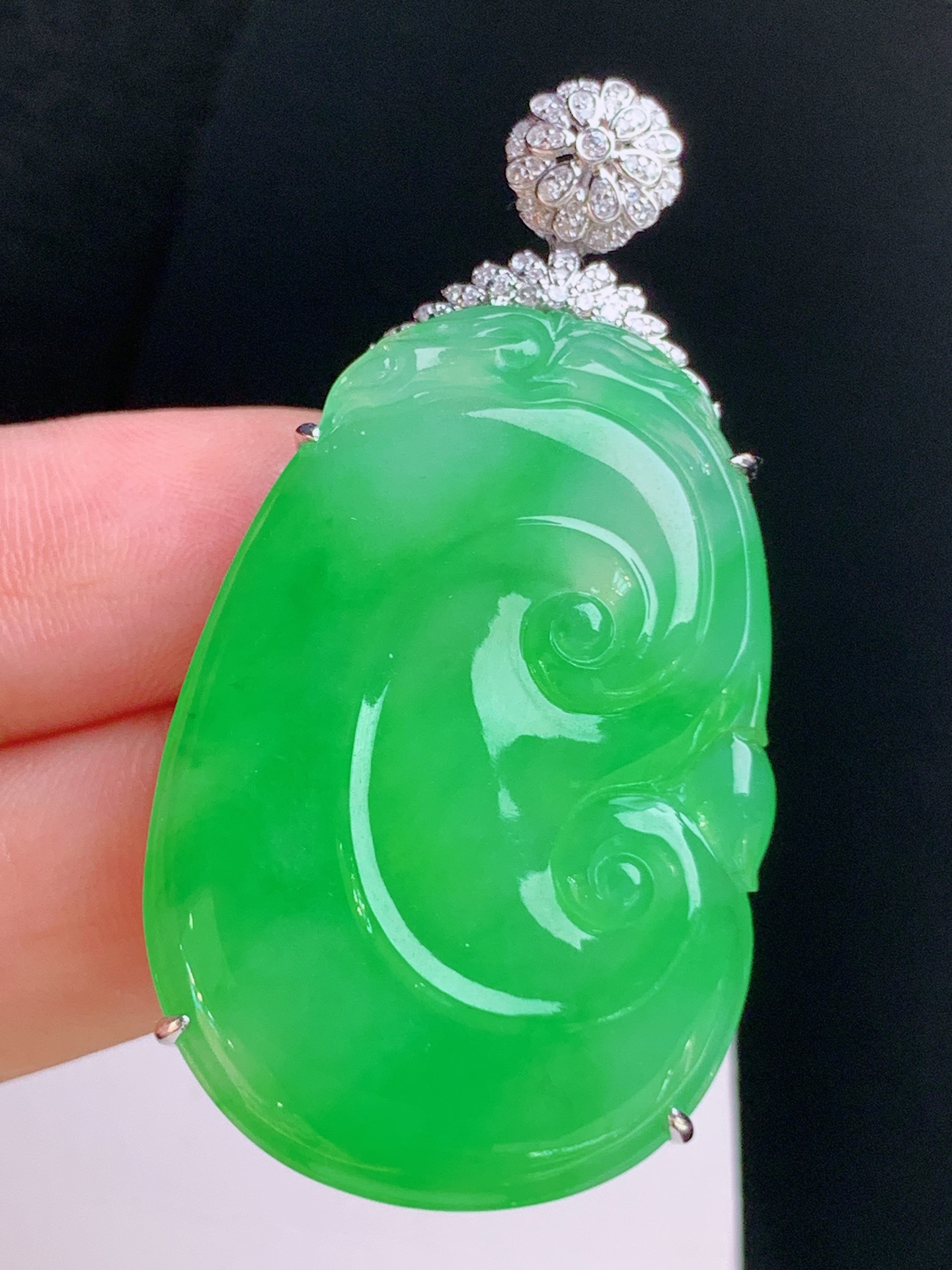 ️ 阳绿如意吊坠，满钻镶嵌，种老色艳，水润起光 裸石39.5-26.1-3.1 整体51.6 96