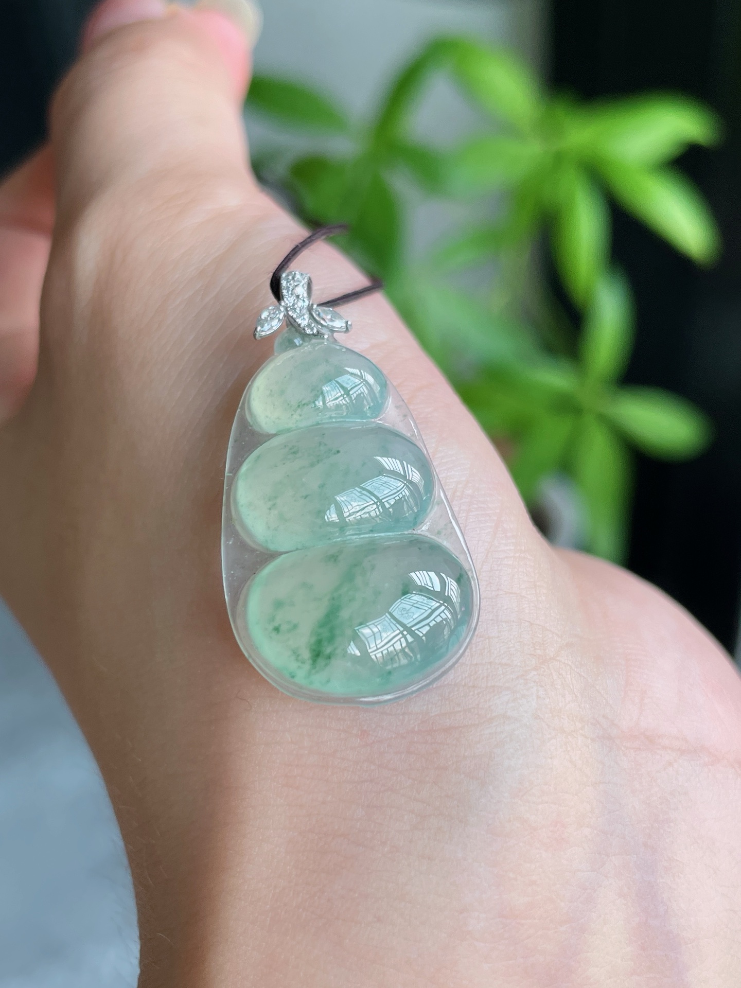 18k金扣冰种荧光飘花福豆, 裸石28.9-17.2-5mm S29