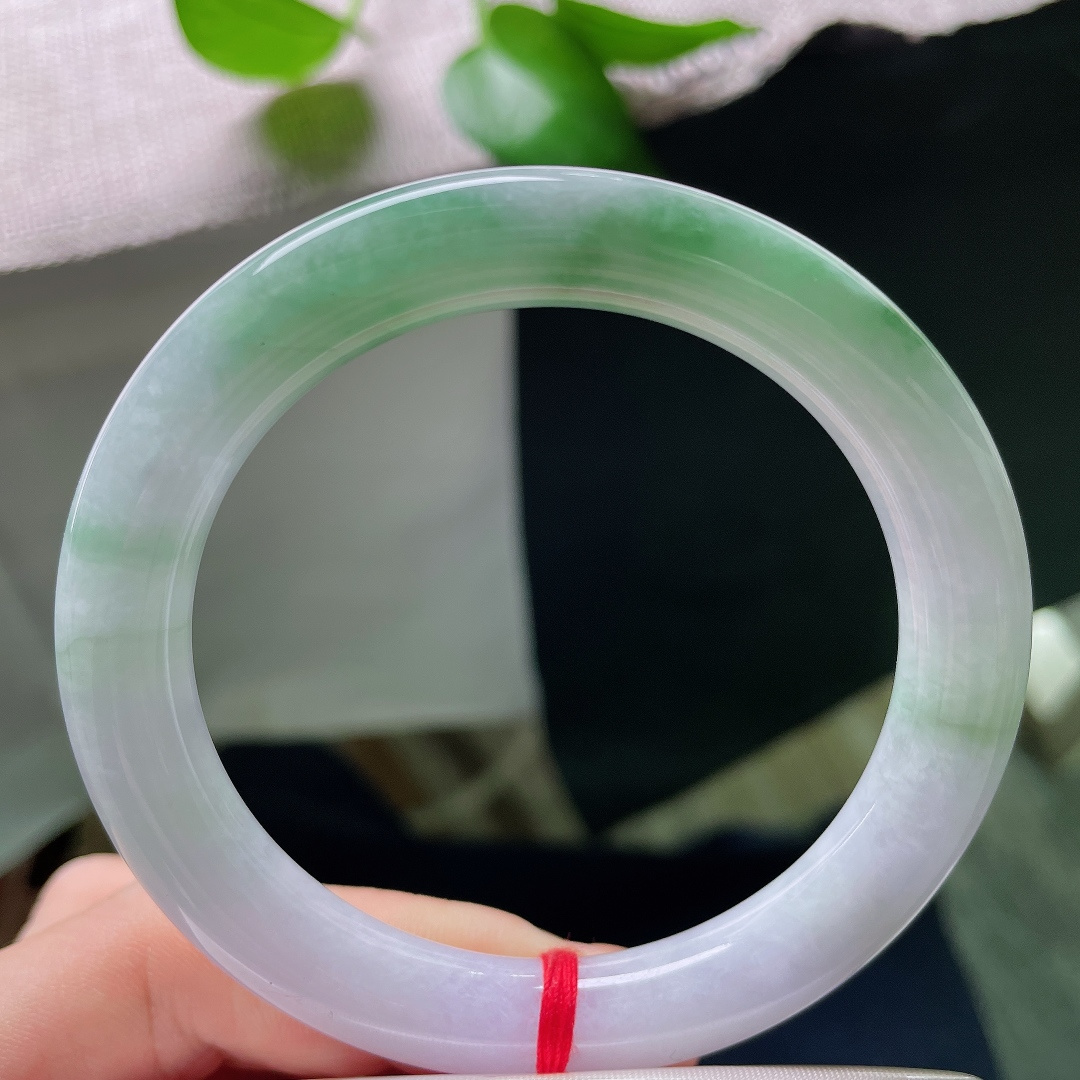 56.5/9.7，春彩圆条，一点皮纹，春彩正装手镯，淡紫朦胧，绿调悠然铺开，底子细腻，自带柔和水光。