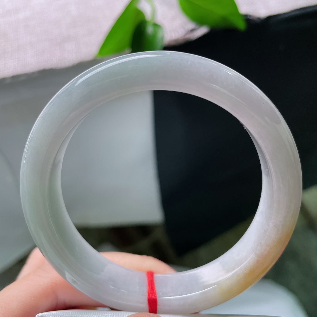 57.7/12.8/9.0，黄翡正圈，无裂，种质细腻水头足，素雅底色配天然黄翡，简约低调，复古又耐看。ss59938a