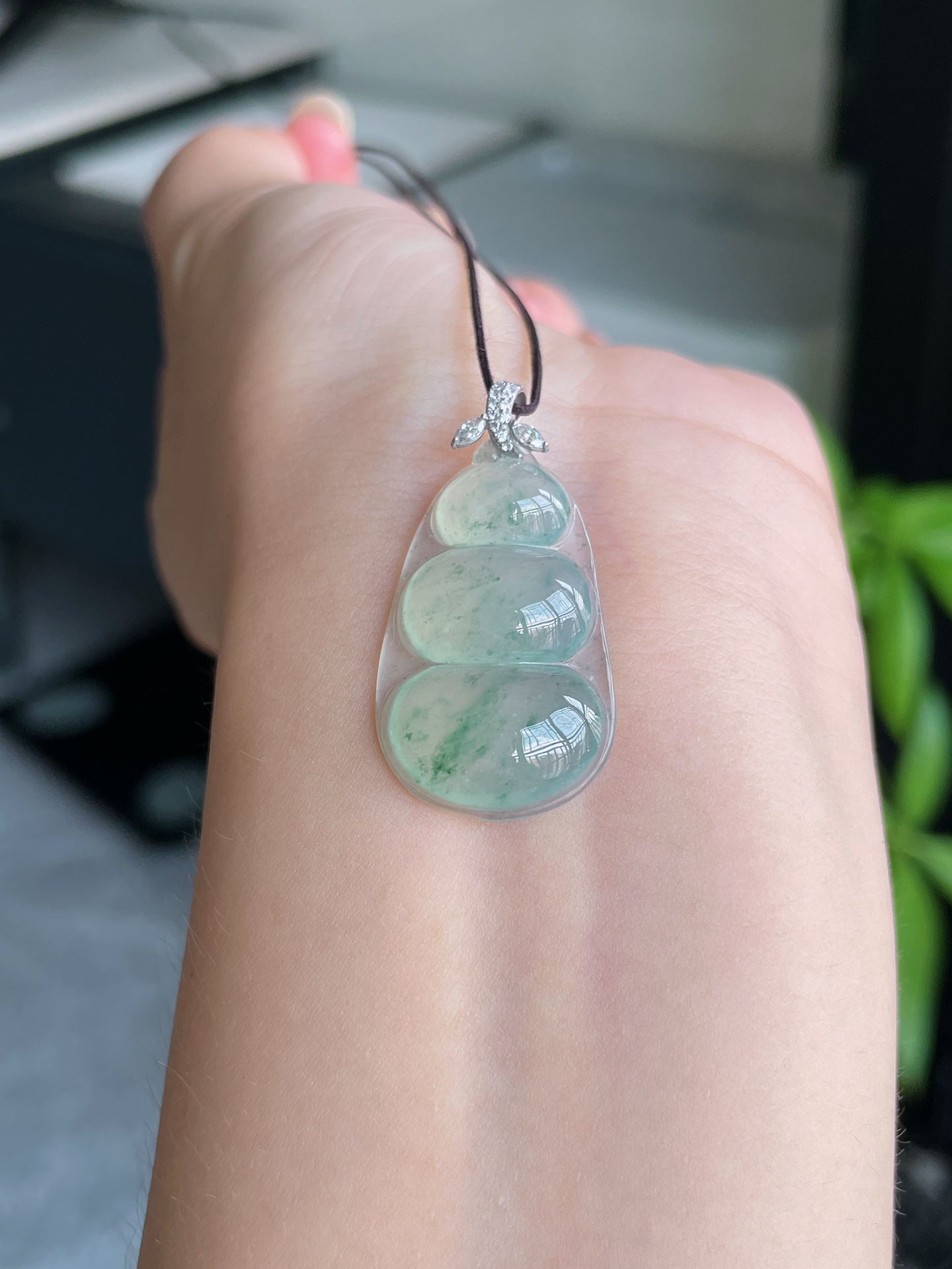 18k金扣冰种荧光飘花福豆, 裸石28.9-17.2-5mm S29