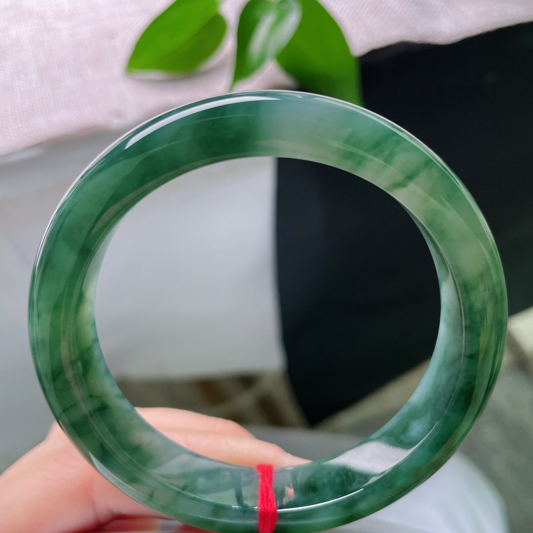 57.8/12.4/8.4，飘花正圈，晶体不显，莹润冰底漾清光，墨绿飘花缠绕玉镯，圆润流畅版型，腕间流淌悠远静谧山水诗意。ss59421a