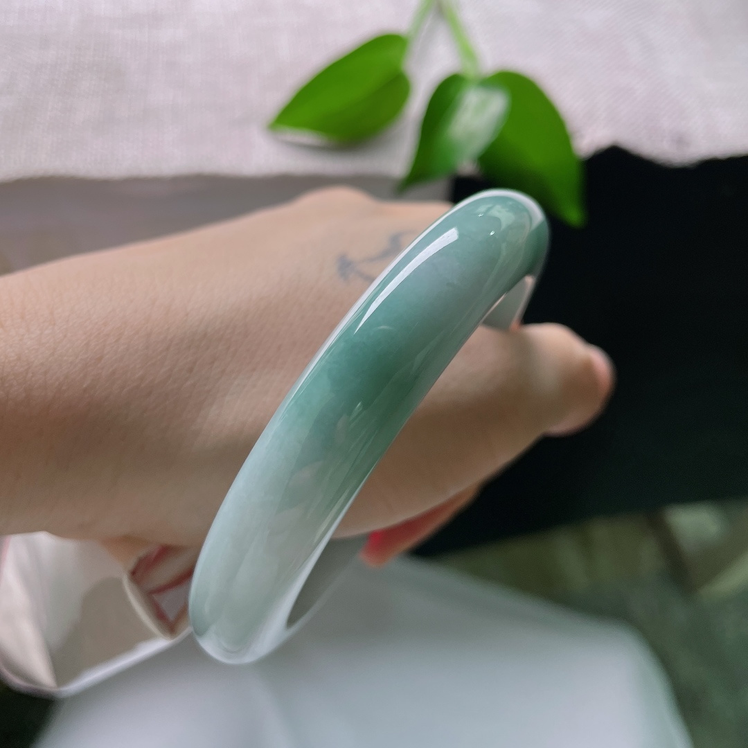 59/12.1/9.2，蓝底正圈，皮纹，柔和的浅蓝底色，藏着一汪静谧湖色，清润如水，沉静雅致。ss59279a