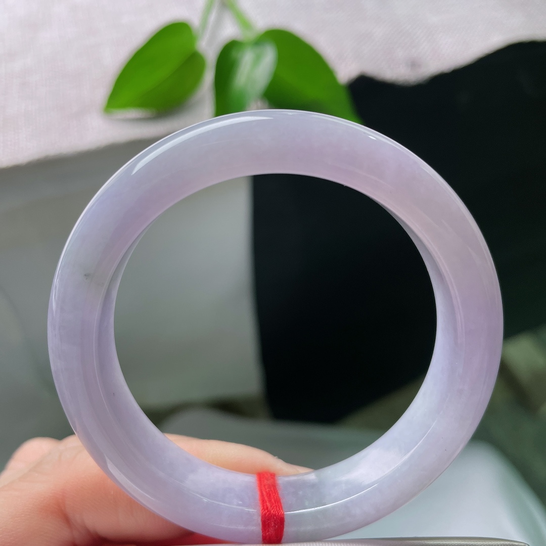 50.5/12.3/8.2，正圈，一点皮纹，冰底氤氲朦胧，零星翠色轻落镯身，平安镯紫气温婉，一腕携来春日诗意。ss59327a