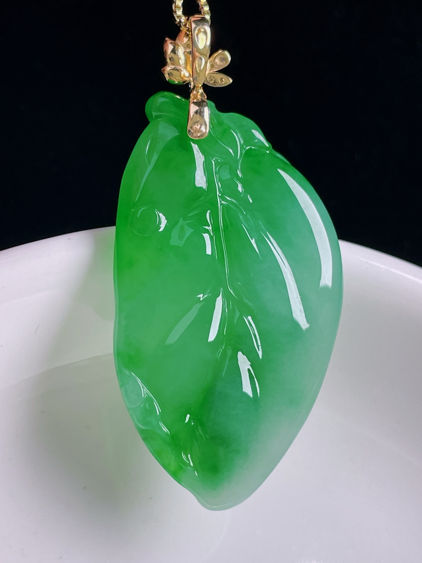 辣绿树叶/叶子，18k镶嵌，老种起光，细底通透，尺寸：45裸石38.3/21.8/6.3mm0927