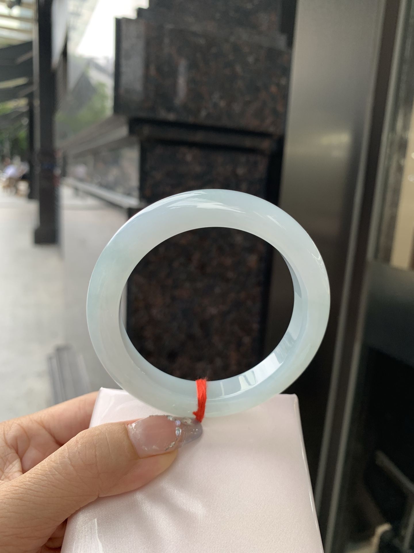飘绿正圈 57.9-9.7-11.1 0502-4A102 无裂，底妆水润细腻，满圈淡绿花若隐若现，清爽优雅