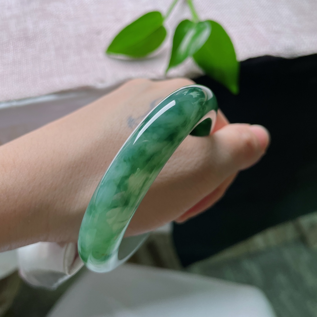 56.7/12.4/8.5，飘花正圈，无裂，冰种玉质水光盈盈，浓艳墨绿飘花肆意舒展，端庄平安镯，天然水墨画卷凝于玉骨之间。ss59426a